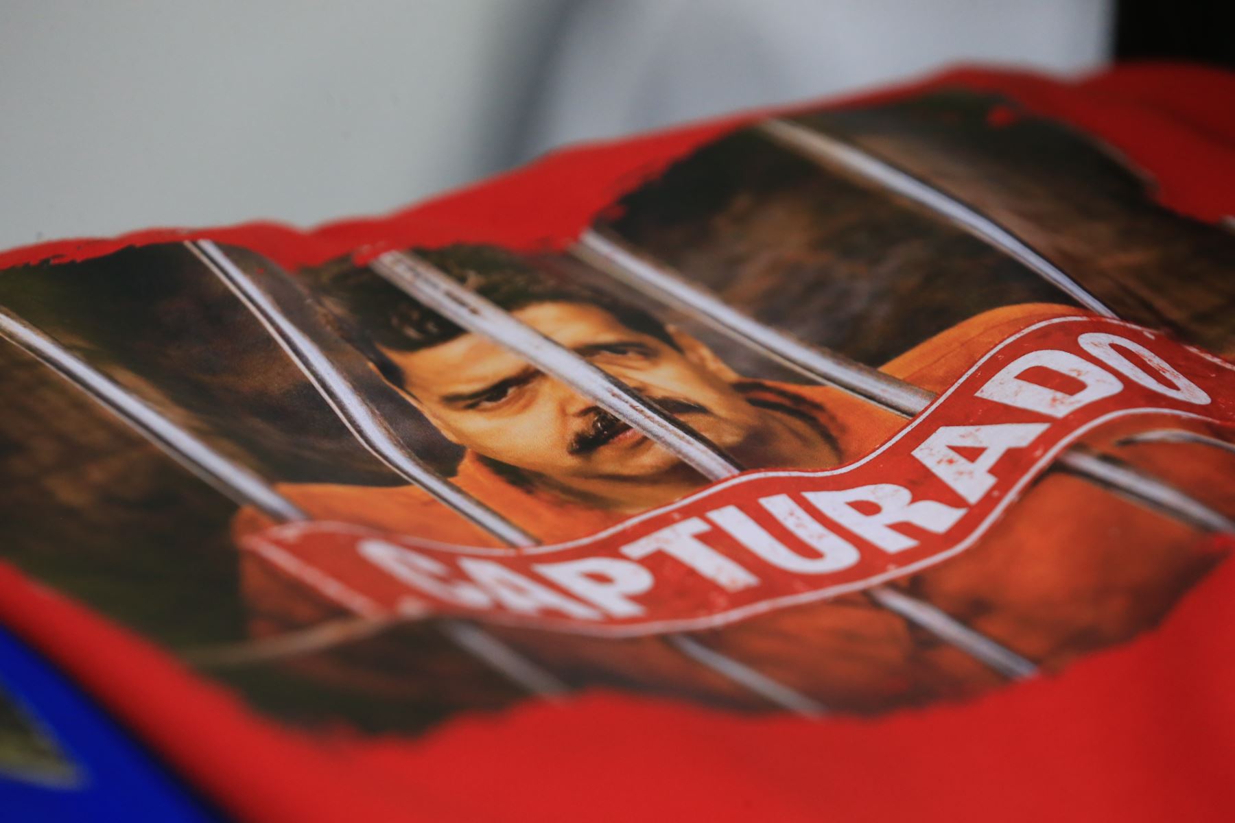 Este tipo de iniciativas no es nuevo en Gamarra, donde históricamente se han producido prendas vinculadas a eventos deportivos, políticos y culturales. La experiencia previa permite a los emprendedores anticipar tendencias y ajustar rápidamente sus líneas de producción ante hechos de alto impacto mediático. Foto: ANDINA/Héctor Vinces