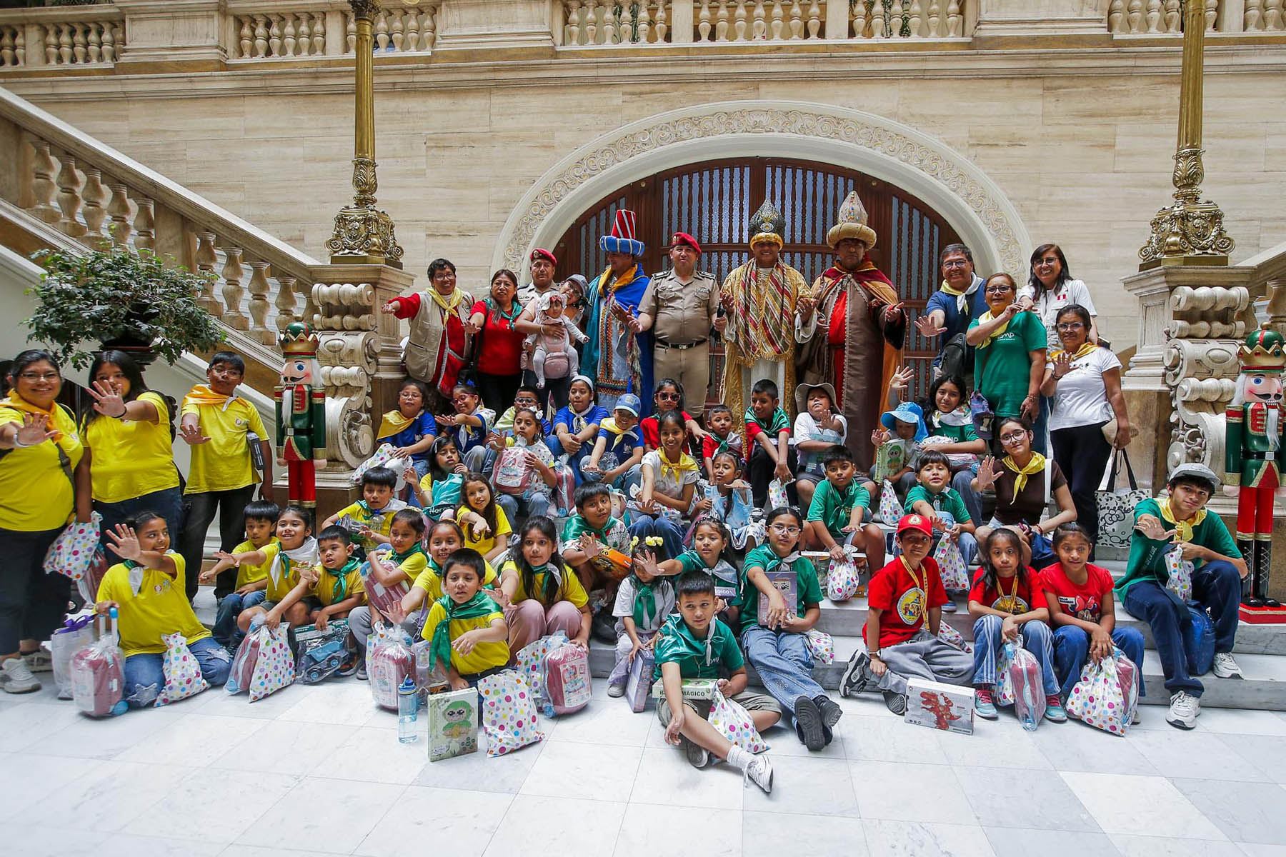 El alcalde de Lima, Renzo Reggiardo participa en la tradicional ceremonia de la Bajada de Reyes, escenificada por miembros de la Policía Nacional del Perú. Foto: ANDINA/Eddy Ramos