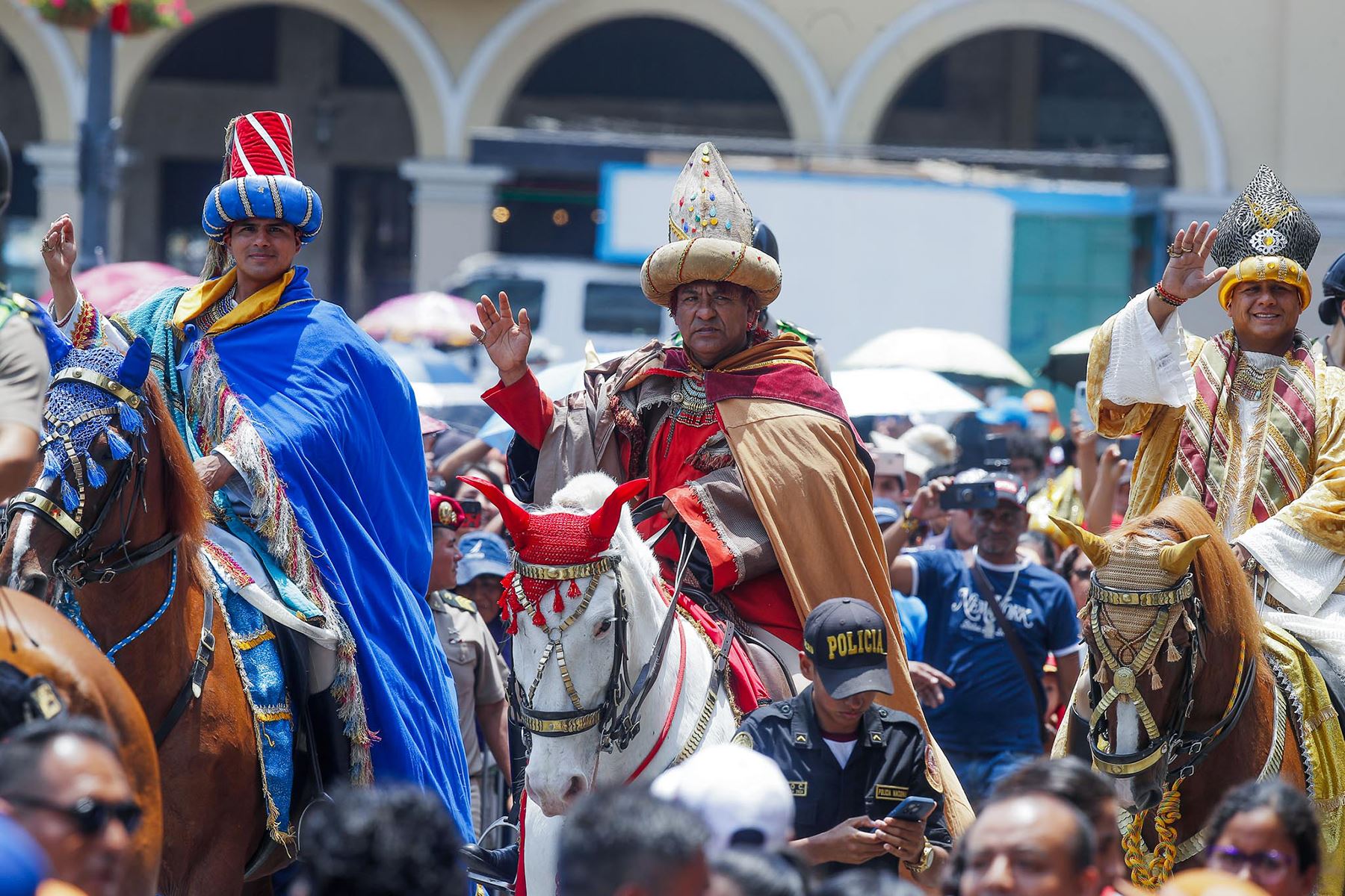 Los Tres Reyes Magos llegaron a la Municipalidad de Lima. Los personajes bíblicos fueron representados por tres integrantes de la Policía Nacional del Perú. Foto: ANDINA/Eddy Ramos