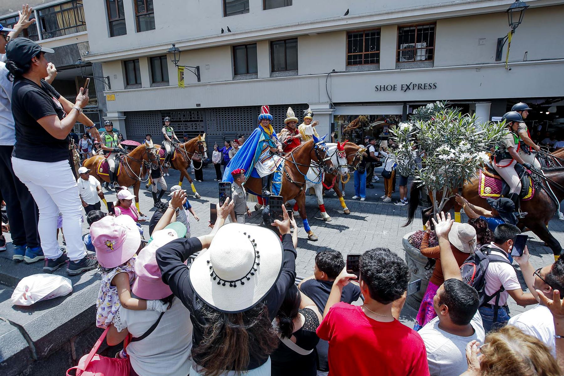 Los Tres Reyes Magos llegaron a la Municipalidad de Lima. Los personajes bíblicos fueron representados por tres integrantes de la Policía Nacional del Perú. Foto: ANDINA/Eddy Ramos