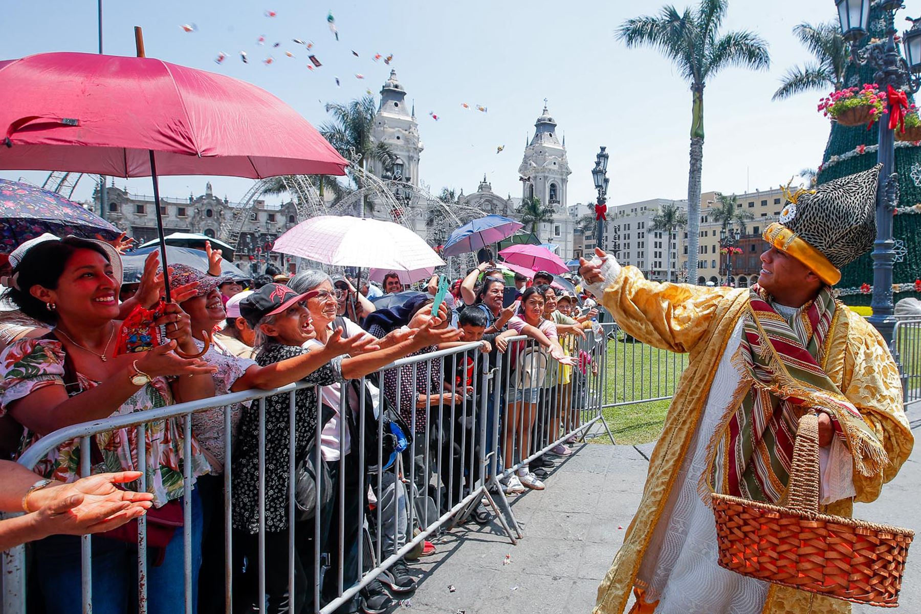 El alcalde de Lima, Renzo Reggiardo participa en la tradicional ceremonia de la Bajada de Reyes, escenificada por miembros de la Policía Nacional del Perú. Foto: ANDINA/Eddy Ramos