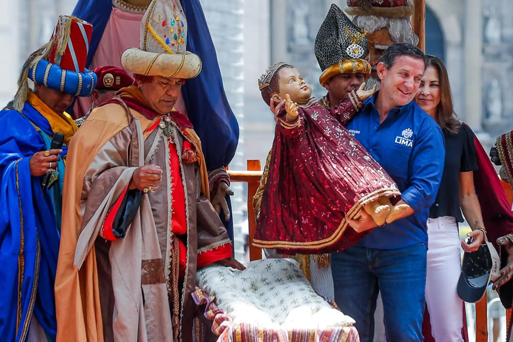 El alcalde de Lima, Renzo Reggiardo participa en la tradicional ceremonia de la Bajada de Reyes, escenificada por miembros de la Policía Nacional del Perú. Foto: ANDINA/Eddy Ramos