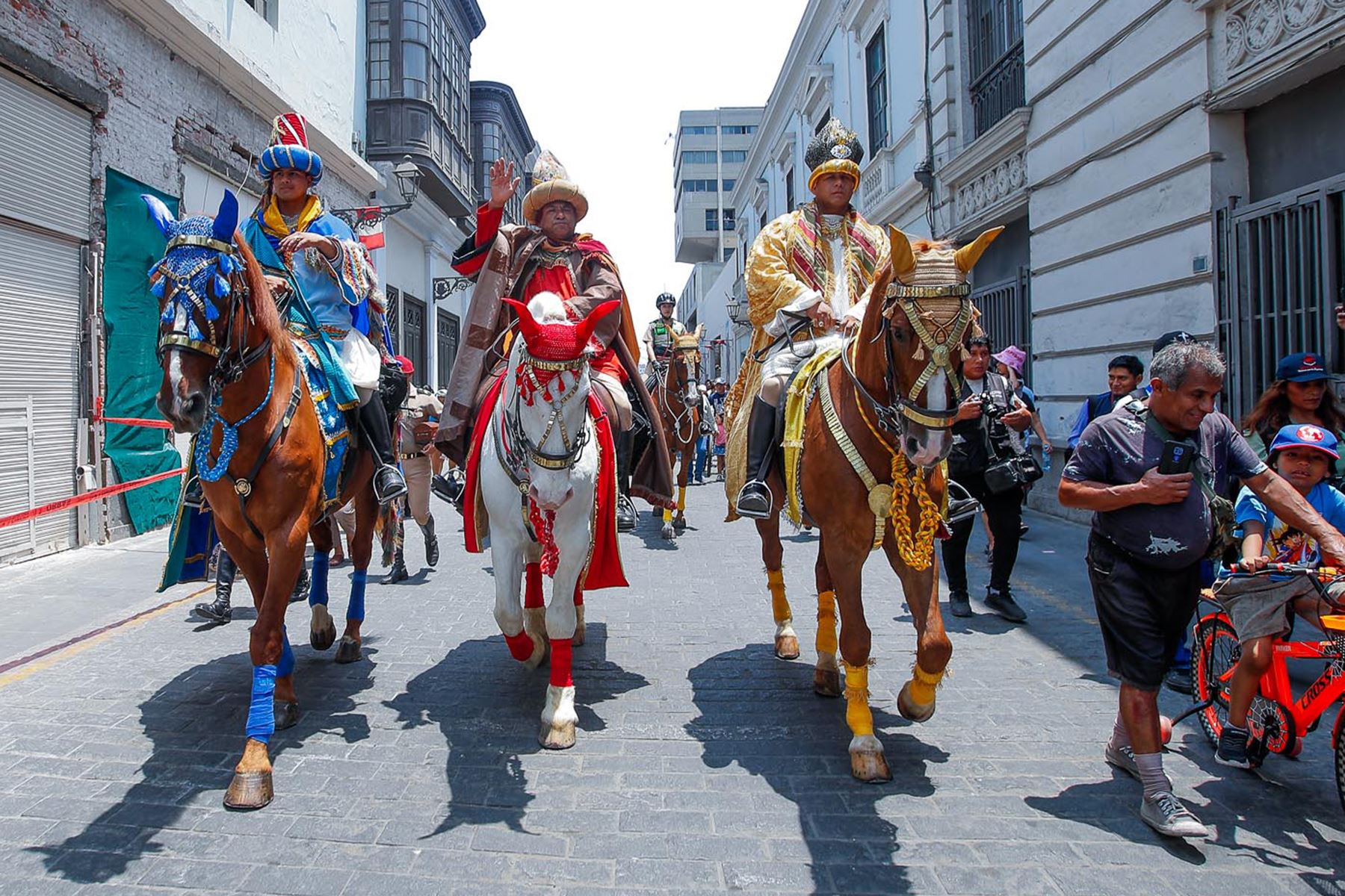 Los Tres Reyes Magos llegaron a la Municipalidad de Lima. Los personajes bíblicos fueron representados por tres integrantes de la Policía Nacional del Perú. Foto: ANDINA/Eddy Ramos