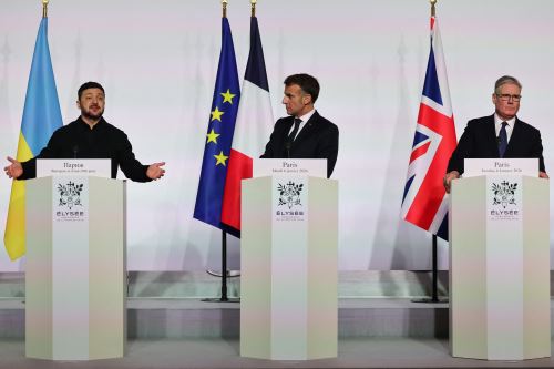 Zelenski, Macron y Starmer ofrecen una conferencia de prensa en el Palacio del Elíseo en París, el 6 de enero de 2026. Foto: AFP.