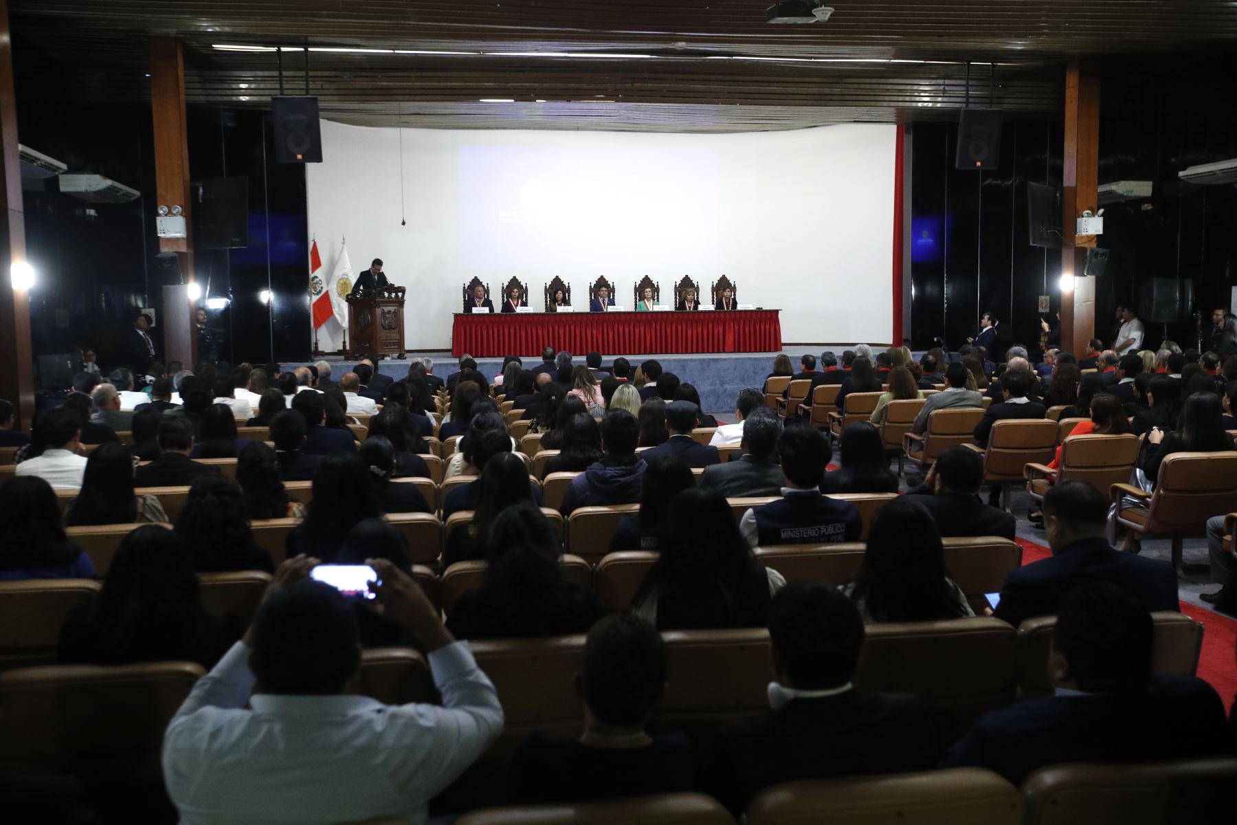 Durante la ceremonia, se abordó también el desafío de adaptar la labor fiscal a las nuevas dinámicas sociales. El inicio del Año Fiscal fue presentado como una oportunidad para consolidar prácticas más eficientes, transparentes y alineadas con las expectativas de la población.
Foto: ANDINA/Eddy Ramos