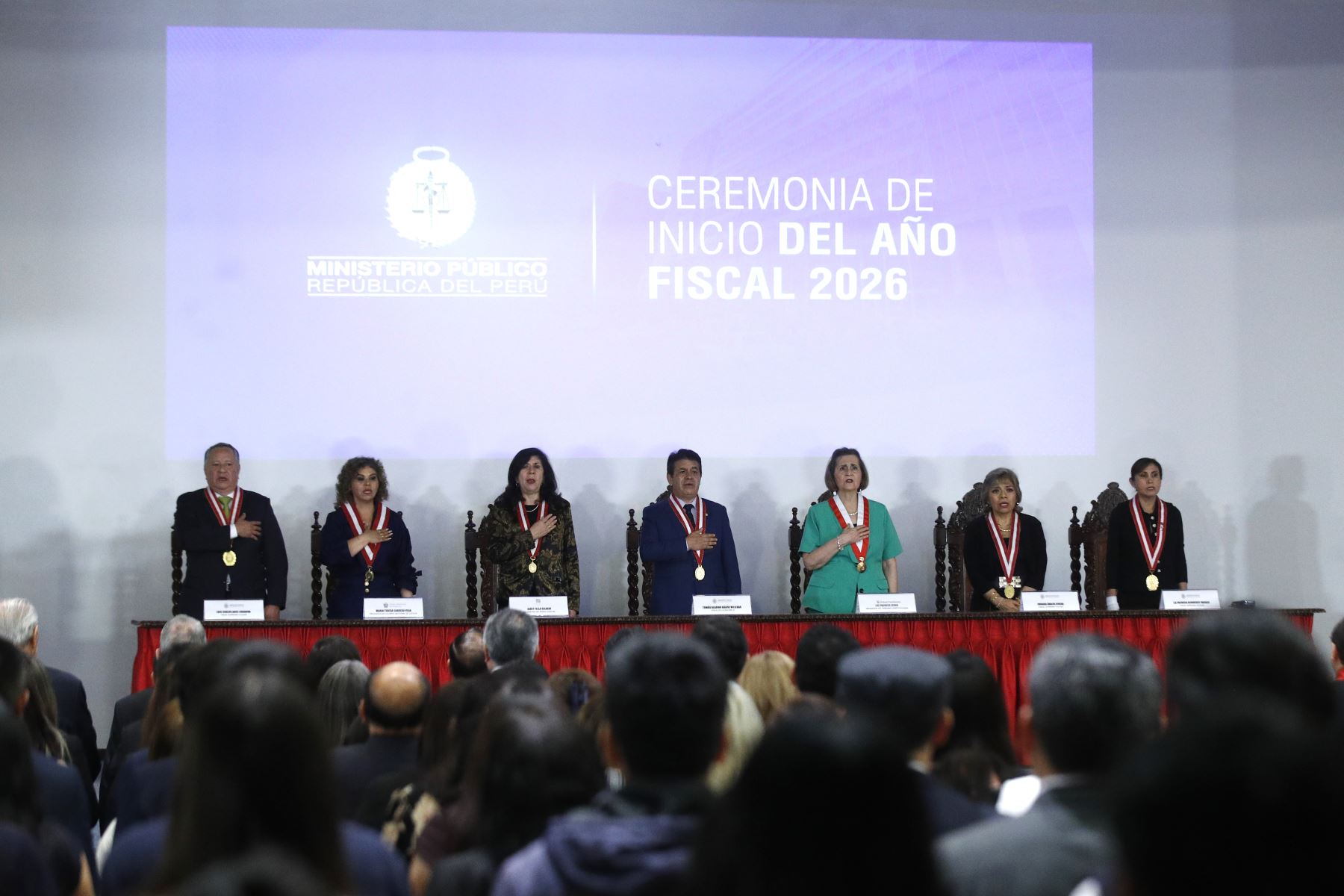 El fiscal de la Nación interino, Tomás Gálvez Villegas, anunció una reforma integral del Ministerio Público durante la ceremonia de apertura del Año Fiscal 2026, señalando que la institución enfrenta una elevada carga de investigaciones que limita el cumplimiento eficiente de sus funciones constitucionales. Gálvez explicó que la actual ley orgánica data de 1981 y planteó la conformación de una comisión multisectorial para elaborar una nueva Ley Orgánica que modernice y fortalezca el Ministerio Público.
Foto: ANDINA/Eddy Ramos