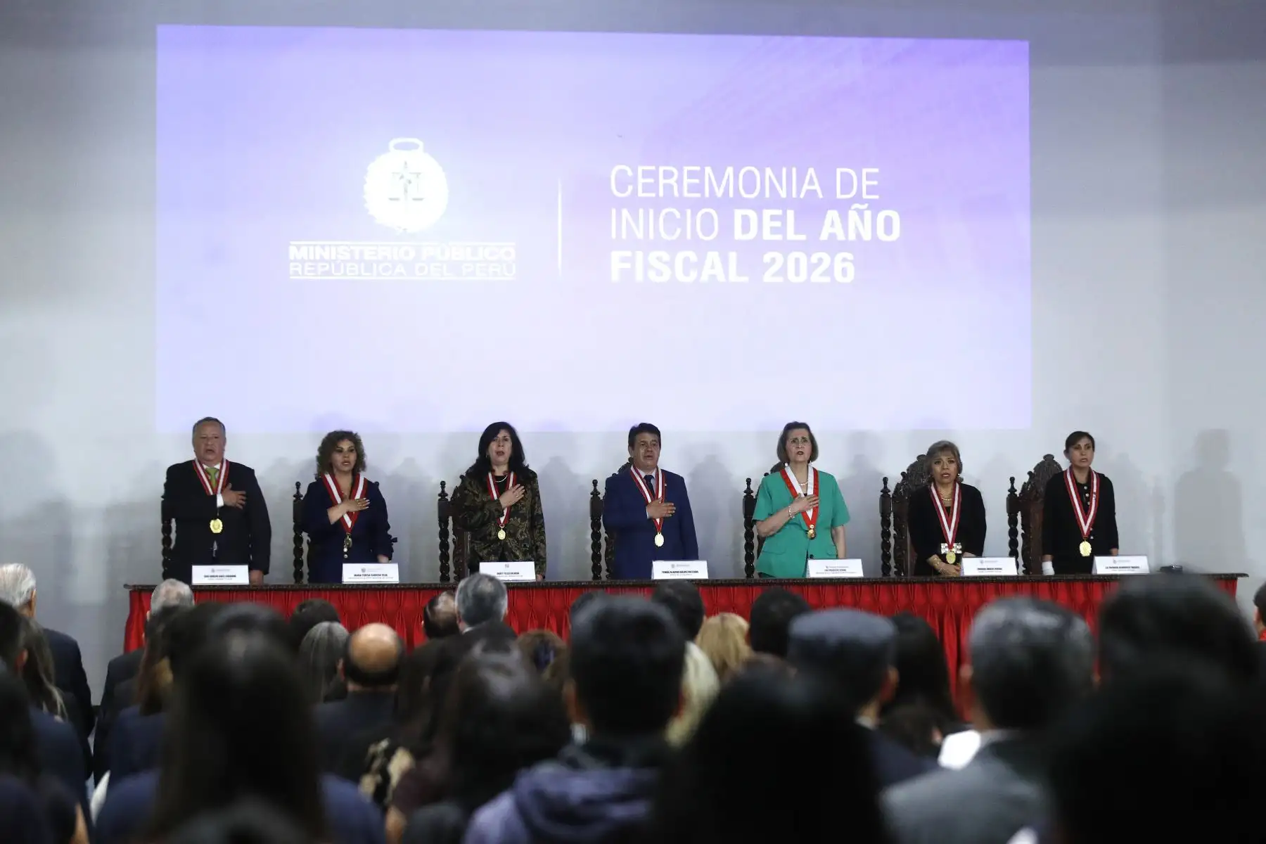 El fiscal de la Nación interino, Tomás Gálvez Villegas, anunció una reforma integral del Ministerio Público durante la ceremonia de apertura del Año Fiscal 2026, señalando que la institución enfrenta una elevada carga de investigaciones que limita el cumplimiento eficiente de sus funciones constitucionales. Gálvez explicó que la actual ley orgánica data de 1981 y planteó la conformación de una comisión multisectorial para elaborar una nueva Ley Orgánica que modernice y fortalezca el Ministerio Público.
Foto: ANDINA/Eddy Ramos