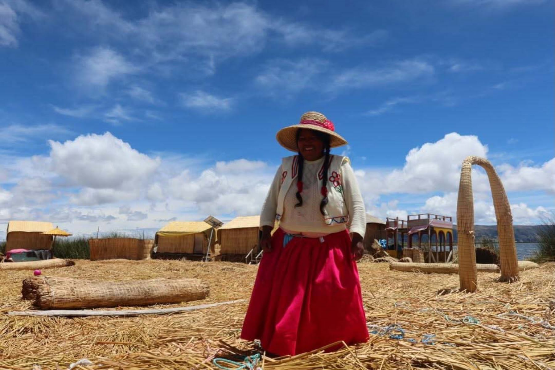 Una mujer de la comunidad de los Uros posa en las islas flotantes del lago Titicaca, uno de los momentos más significativos del viaje. “Mi momento favorito de todos: sentarme en las islas flotantes del lago Titicaca”, escribió Sam Smith, al recordar la cercanía y el aprendizaje compartido con las comunidades que habitan este entorno ancestral. Fotos: ANDINA/Sam Smith