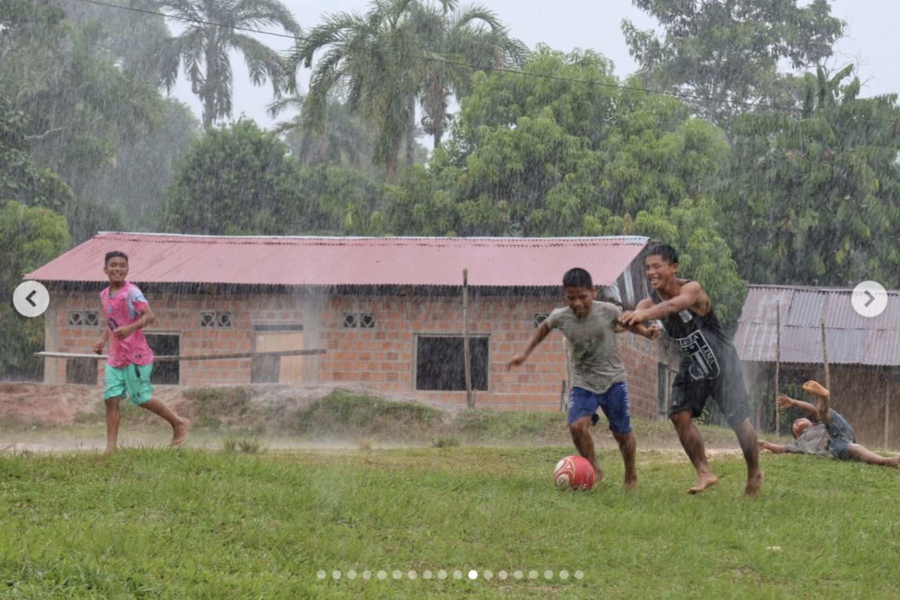 Niños juegan fútbol bajo la lluvia en una comunidad de la Amazonía peruana, una escena cotidiana que llamó la atención del artista durante su recorrido. “Sentir la calidez y la bondad con la que tantas personas hermosas me recibieron en el camino”, escribió Sam Smith, al destacar los momentos simples y humanos que marcaron su viaje por el país. Fotos: ANDINA/Sam Smith