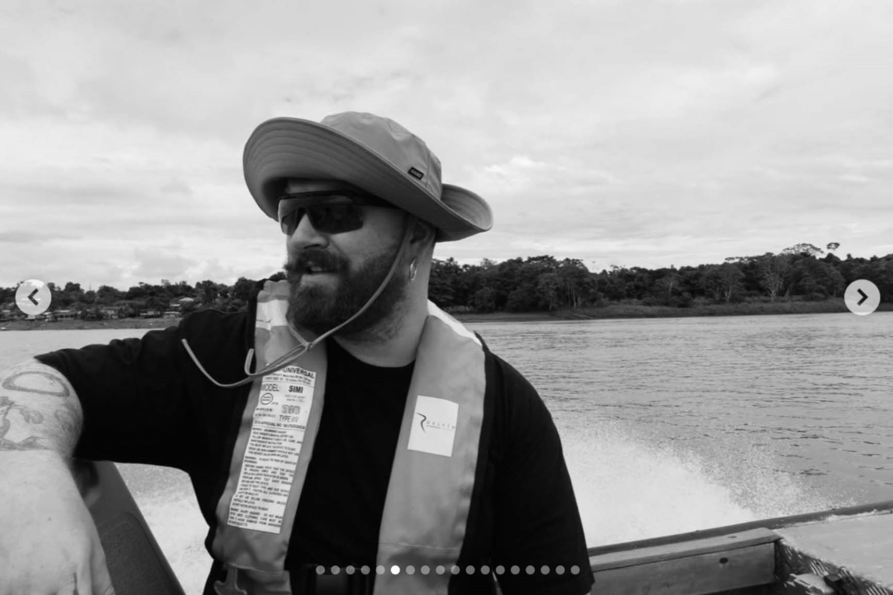 Sam Smith se retrata durante su recorrido por un río de la Amazonía peruana, en una imagen que refleja contemplación y viaje interior. “Este viaje ha sido pura magia”, escribió el artista, al describir cómo la experiencia por el Perú fortaleció el vínculo emocional que ya sentía con el país desde sus conciertos en Lima. Fotos: ANDINA/Sam Smith