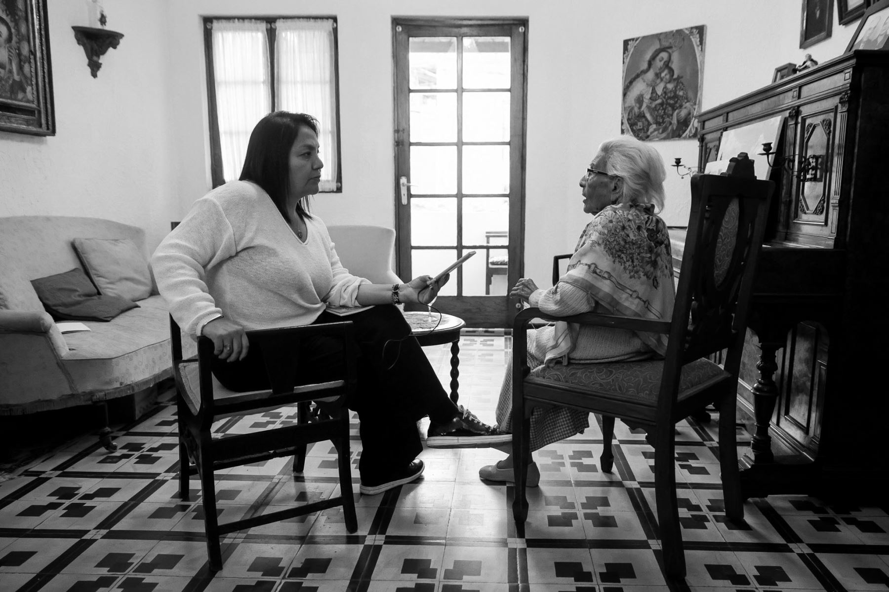 Su trayectoria fue reconocida en vida por diversas instituciones culturales y medios de comunicación. En la imagen, Germina Villar brinda una entrevista a la Agencia de Noticias ANDINA y al Diario Oficial El Peruano, donde compartió reflexiones sobre su vocación, su amor por los libros y su experiencia como testigo activa de la historia cultural del país. Foto: ANDINA/Luis Iparraguirre