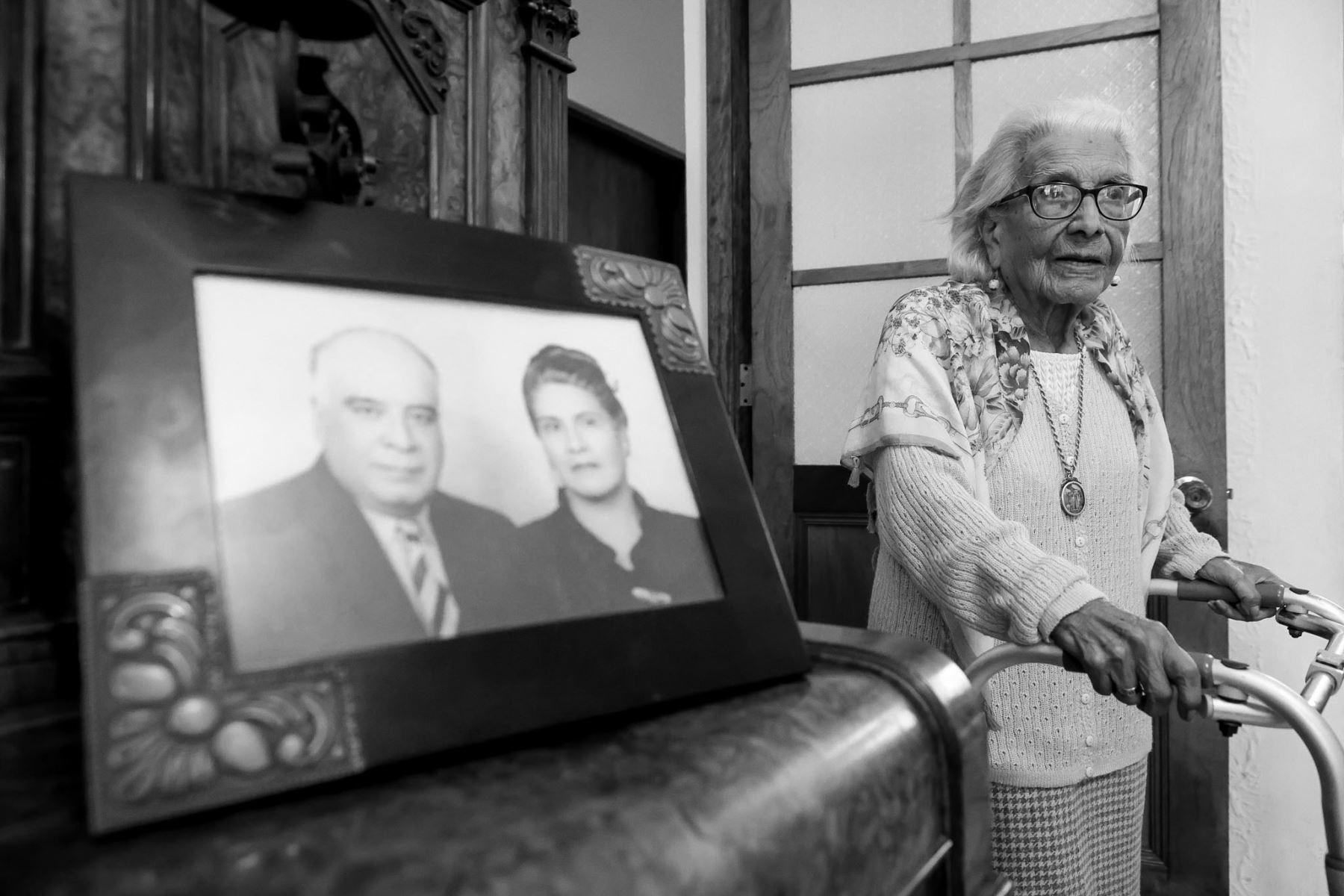 Además de su trayectoria como educadora, Germina Villar desarrolló una vocación literaria que mantuvo activa hasta edad muy avanzada. Su constancia intelectual demostró que la creación y el aprendizaje no conocen límites de tiempo, y que la escritura puede acompañar toda una vida. Foto: ANDINA/Luis Iparraguirre