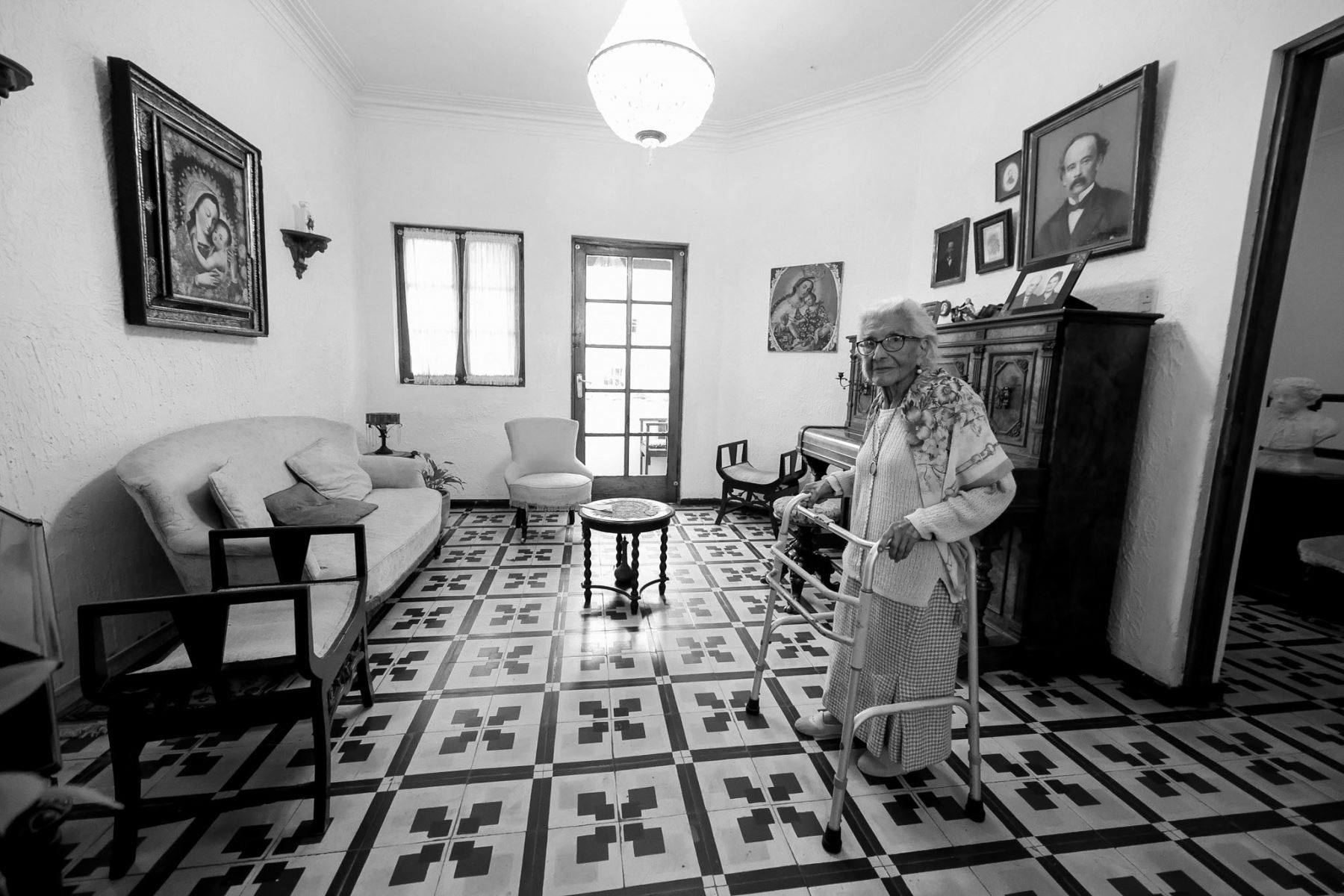 A los 105 años publicó su segundo libro, hecho que despertó admiración dentro y fuera del ámbito cultural. Este logro simbolizó una vida marcada por la disciplina, la curiosidad y el compromiso permanente con la palabra escrita y la reflexión. Foto: ANDINA/Luis Iparraguirre