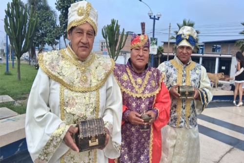 En el parque de los Arcos de Huaral se juntaron los principales referentes de la cocina de Chancay y Huaral, para presentar un Desayuno de Reyes consistente en panes con pescado frito arrebosado, con salchicha, tamales y camotes Huaralinos.