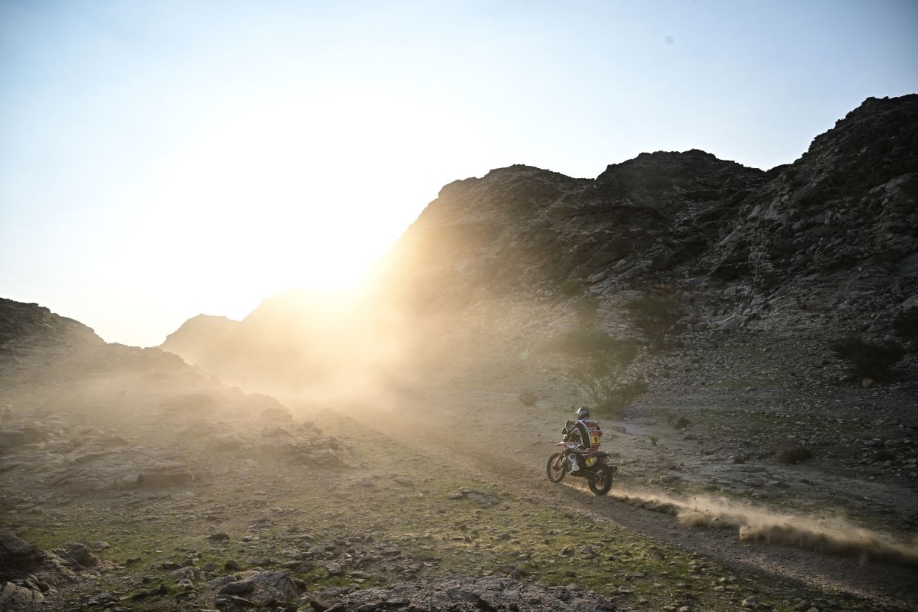 La tercera etapa, con salida y llegada en Al-Ula, ofreció una especial de más de 400 kilómetros que puso a prueba la resistencia física y mental de los pilotos. El recorrido combinó zonas rápidas con tramos técnicos, elevando el desgaste acumulado en la clasificación general. Fotos: ANDINA/AFP