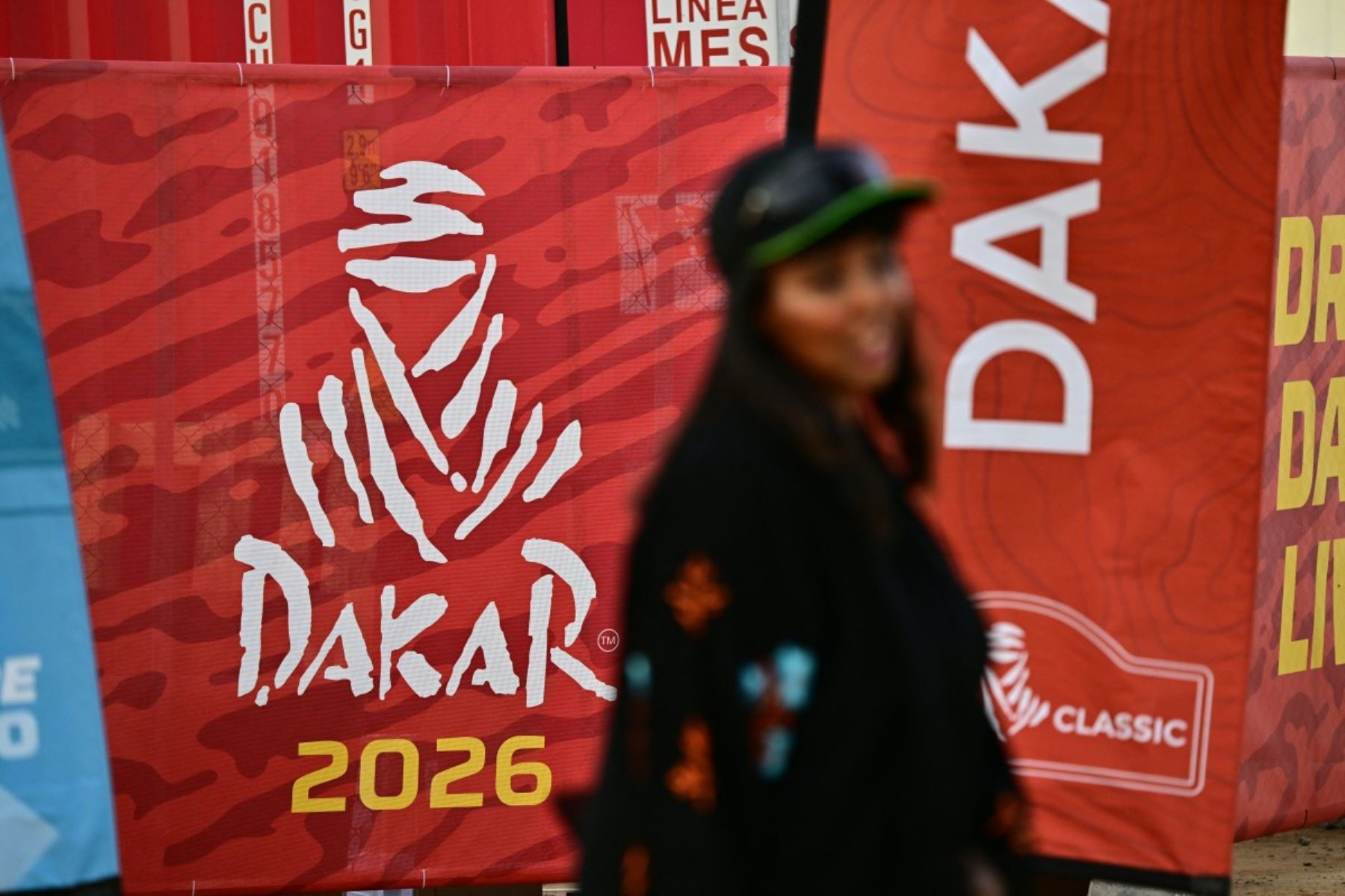 Con pilotos profesionales y amateurs compartiendo ruta, el Dakar 2026 reafirma su espíritu de aventura y superación. Más allá de la clasificación, cada imagen refleja el esfuerzo humano y mecánico detrás de una de las pruebas más exigentes del automovilismo mundial. Fotos: ANDINA/AFP