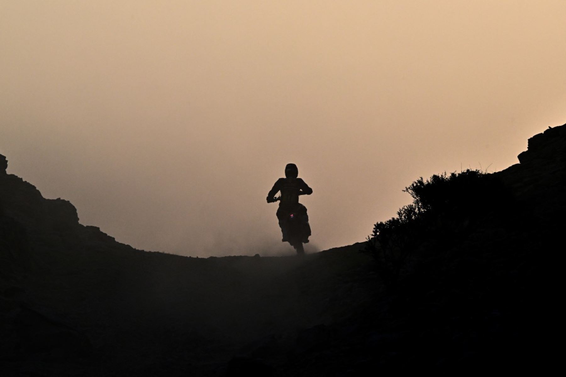 La primera etapa estuvo marcada por cambios en la clasificación tras sanciones por exceso de velocidad en zonas controladas. Estas penalizaciones reflejan el rigor del reglamento y la importancia de respetar cada punto del recorrido, donde la navegación es tan decisiva como la velocidad pura. Fotos: ANDINA/AFP