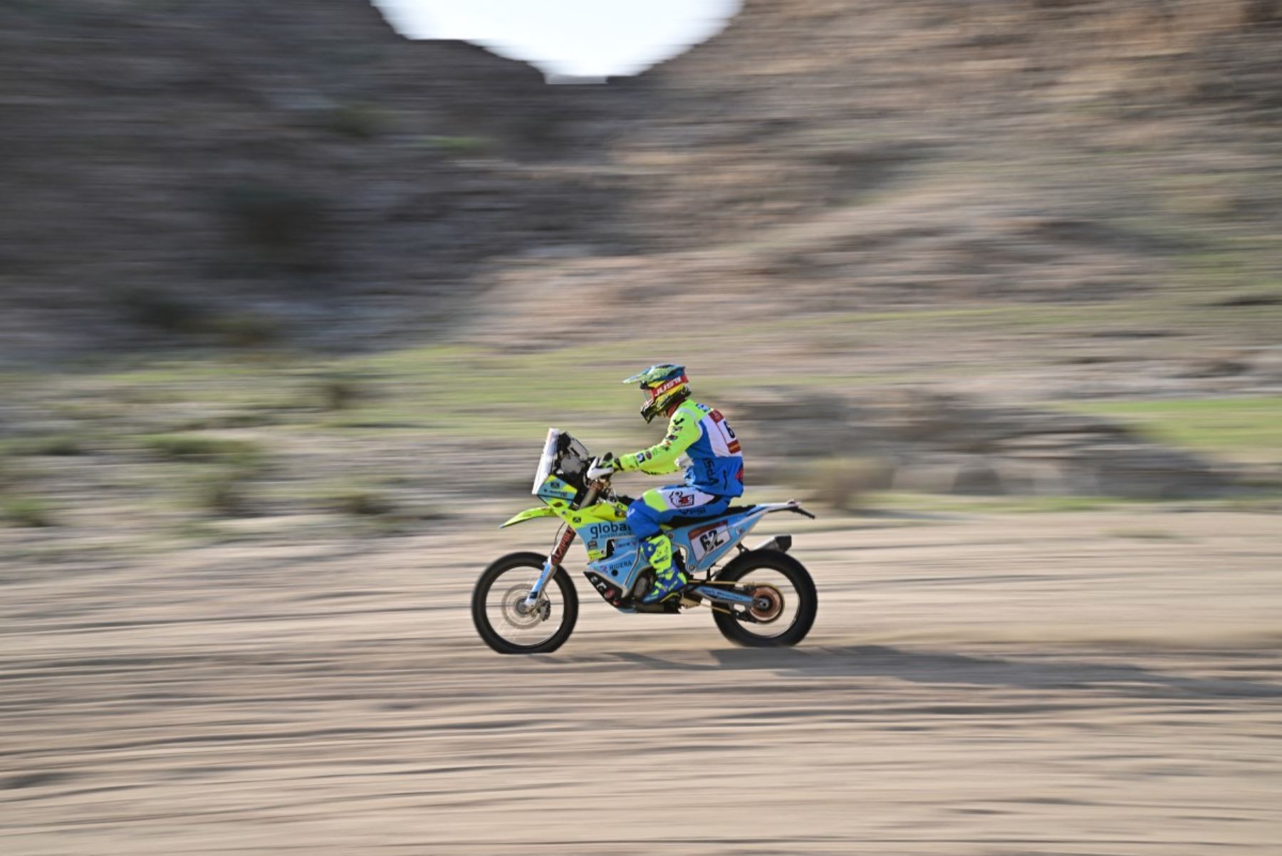 El español Edgar Canet sorprendió al mundo del rally al imponerse en el prólogo y en la primera etapa en motos, convirtiéndose con 20 años en el ganador más joven de una especial en esta categoría dentro de la historia del Dakar. Fotos: ANDINA/AFP