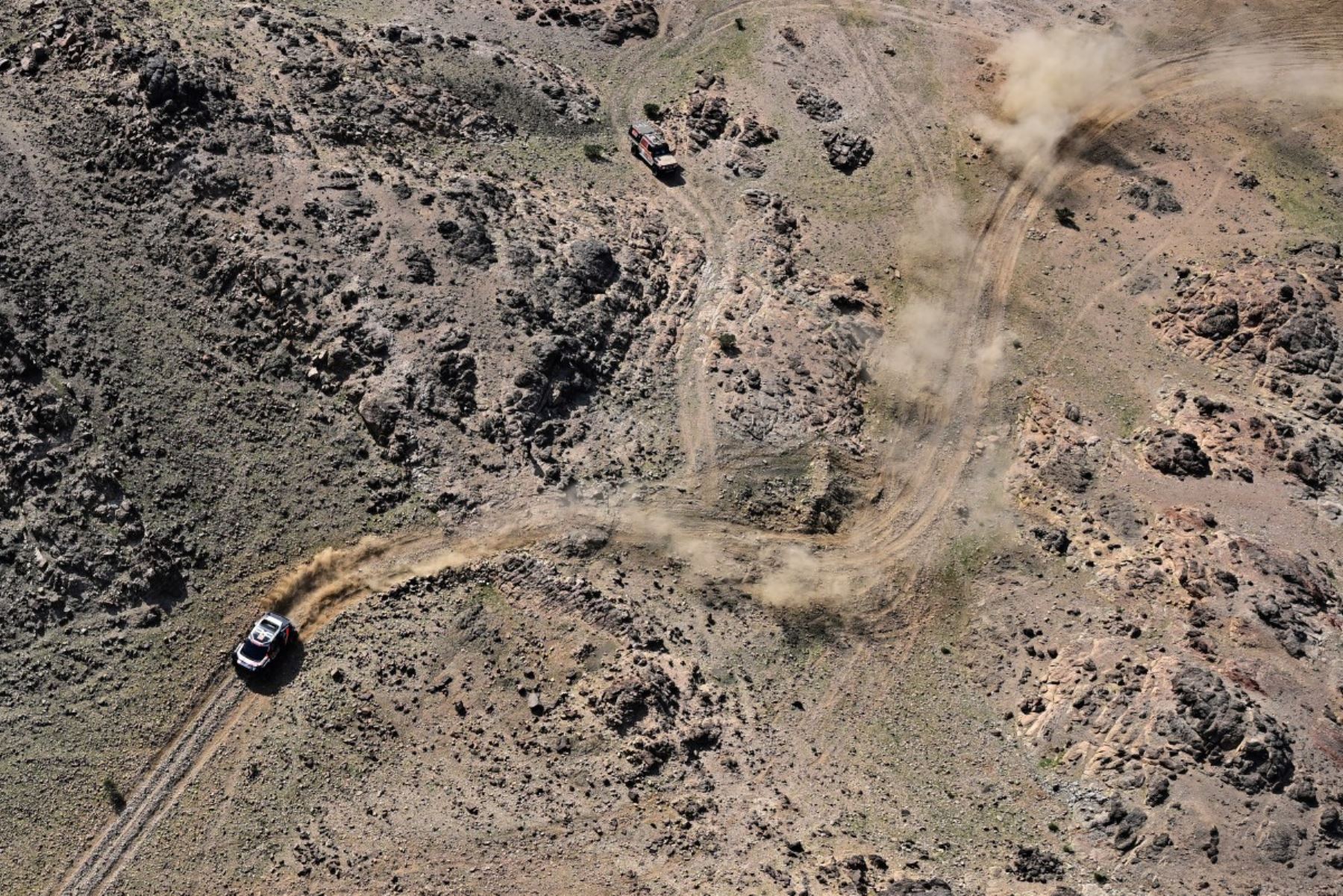 El australiano Daniel Sanders, vigente campeón, mantiene un desempeño sólido que le permite conservar el liderato general en motos, confirmando su regularidad en una competencia donde los errores mínimos pueden costar posiciones clave. Fotos: ANDINA/AFP