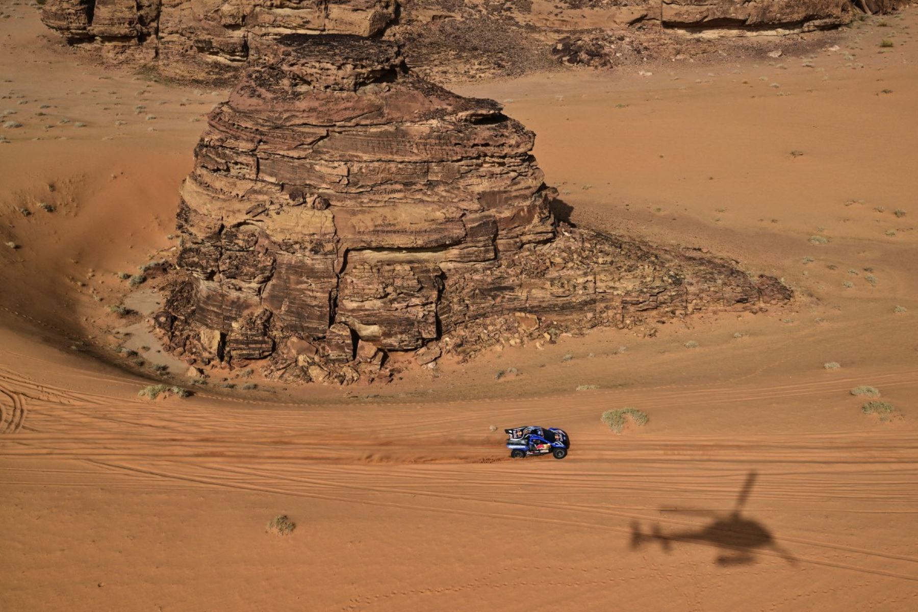 El español Tosha Schareina logró imponerse en la tercera etapa, mostrando un ritmo constante y una navegación precisa. Su victoria estrechó las diferencias en la general, intensificando la lucha por los primeros puestos en motos. Fotos: ANDINA/AFP