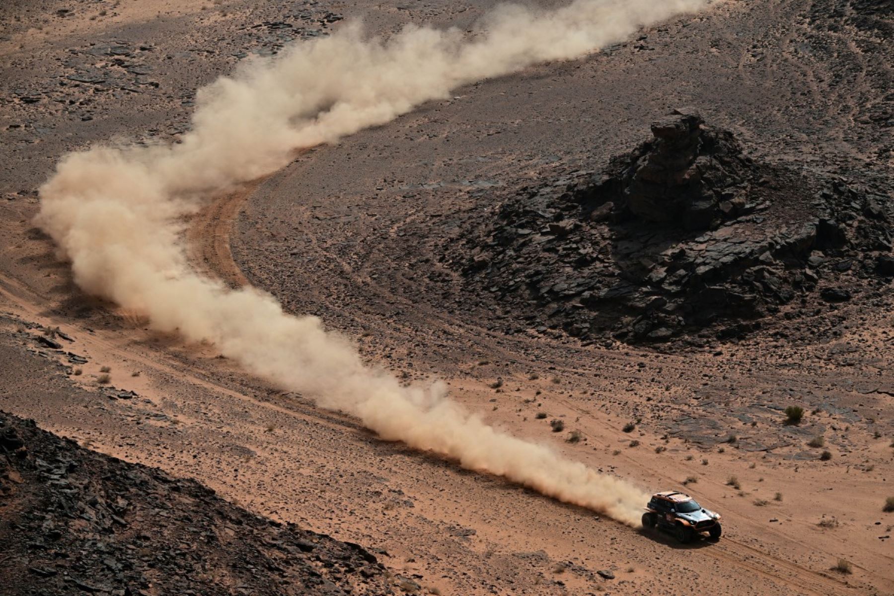 El Rally Dakar 2026 viene dejando imágenes espectaculares que invitan a recorrer esta galería fotográfica. La competencia en Arabia Saudita muestra paisajes extremos y duelos intensos con triunfos parciales de los españoles Edgar Canet y Tosha Schareina, mientras el australiano Daniel Sanders se mantiene como líder de la clasificación general. Con etapas exigentes y más de 5.000 kilómetros cronometrados, el Dakar confirma su dureza y emoción en cada jornada. Fotos: ANDINA/AFP