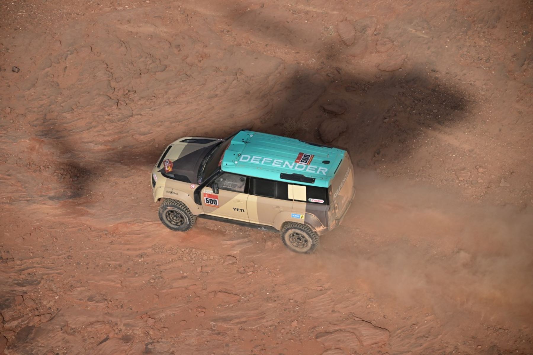 Las dunas y planicies desérticas de Arabia Saudita vuelven a ser escenario del Rally Dakar 2026, una prueba que combina resistencia, navegación y velocidad extrema. Cada jornada exige máxima concentración de los pilotos, que afrontan largas especiales cronometradas en condiciones climáticas y geográficas implacables. Fotos: ANDINA/AFP