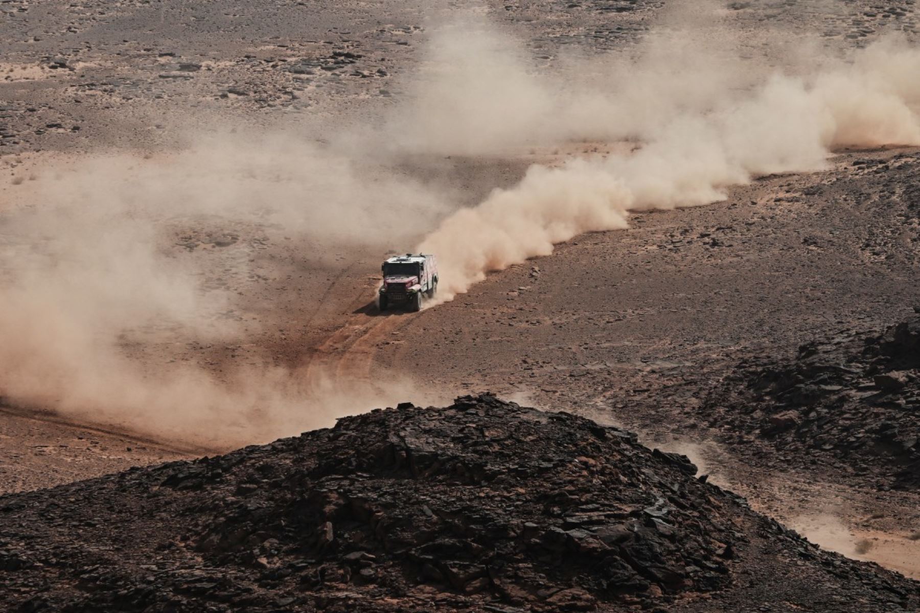 El director del Dakar, David Castera, destacó que esta edición fue diseñada para ser “difícil pero equilibrada”, con cerca de 5.000 kilómetros de especiales repartidos de manera uniforme entre ambas semanas de competencia. Fotos: ANDINA/AFP