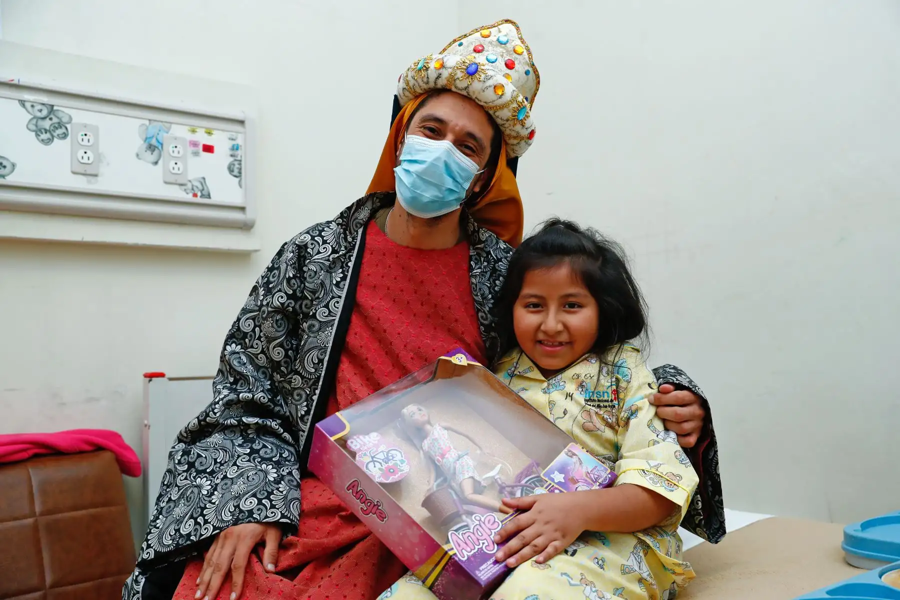 Melchor, Gaspar y Baltazar recorrieron los diferentes servicios del Instituto Nacional de Salud del Niño San Borja, llevando mensajes de esperanza y alegría a niños y adolescentes hospitalizados. La tradicional Bajada de Reyes permitió transformar por unas horas la rutina médica en un espacio de ilusión y acompañamiento emocional. Foto: ANDINA/Daniel Bracamonte