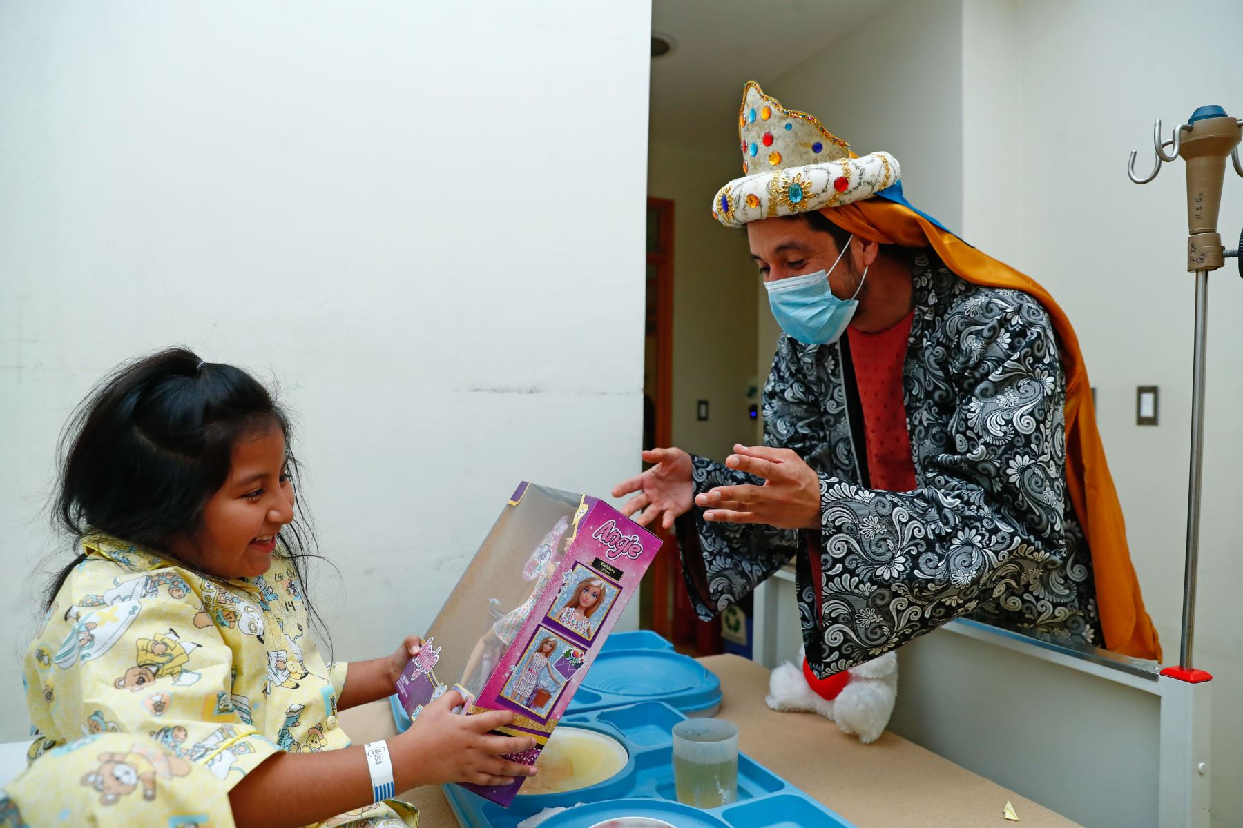 Los voluntarios de la asociación Perú Pendiente caracterizaron a los Reyes Magos y entregaron obsequios a los pacientes, muchos de ellos provenientes de distintas regiones del país. La actividad permitió reforzar el vínculo humano entre el personal de salud, las familias y los pequeños en tratamiento. Foto: ANDINA/Daniel Bracamonte