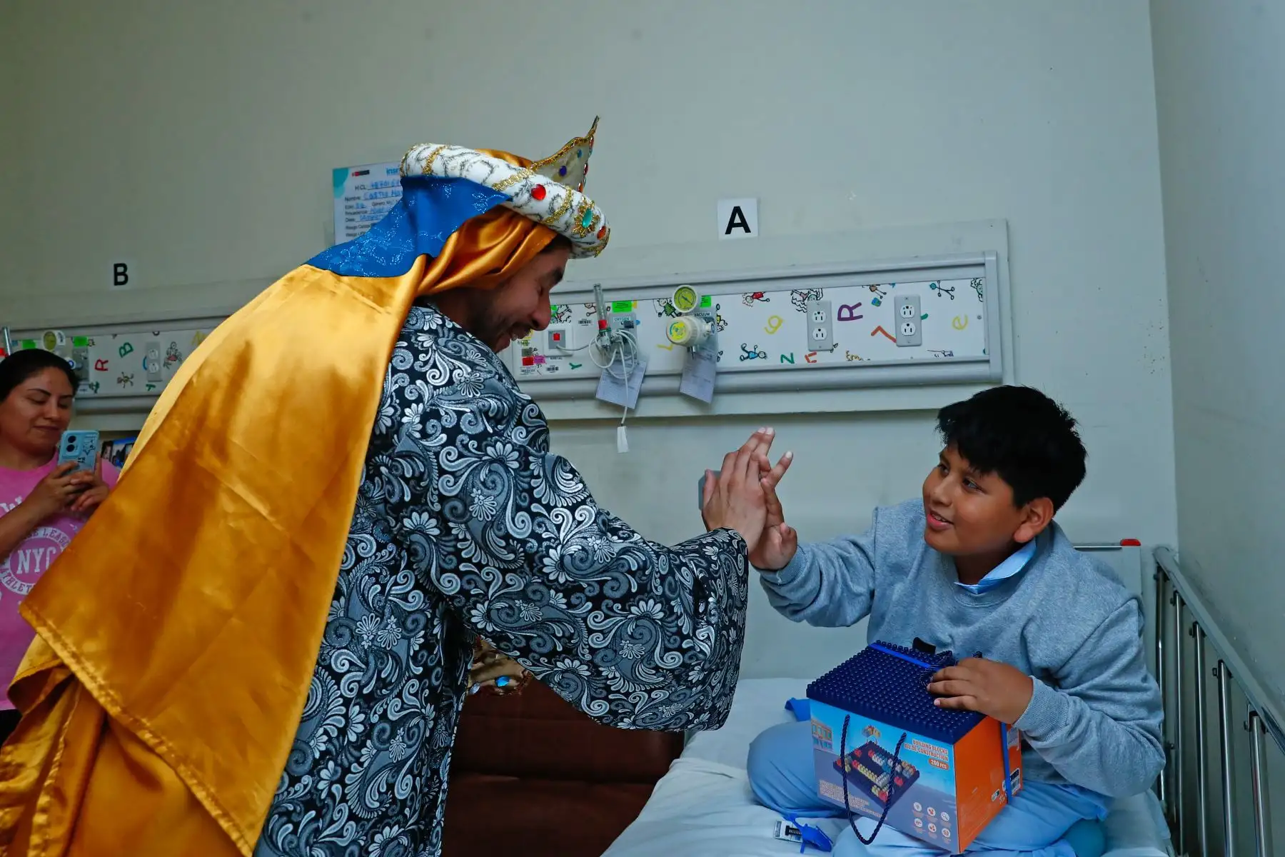 Aproximadamente 250 menores, entre lactantes, niños y adolescentes, participaron de esta celebración realizada en horas de la tarde-noche. El evento fue especialmente significativo para pacientes de larga estancia hospitalaria que enfrentan tratamientos prolongados y complejos. Foto: ANDINA/Daniel Bracamonte