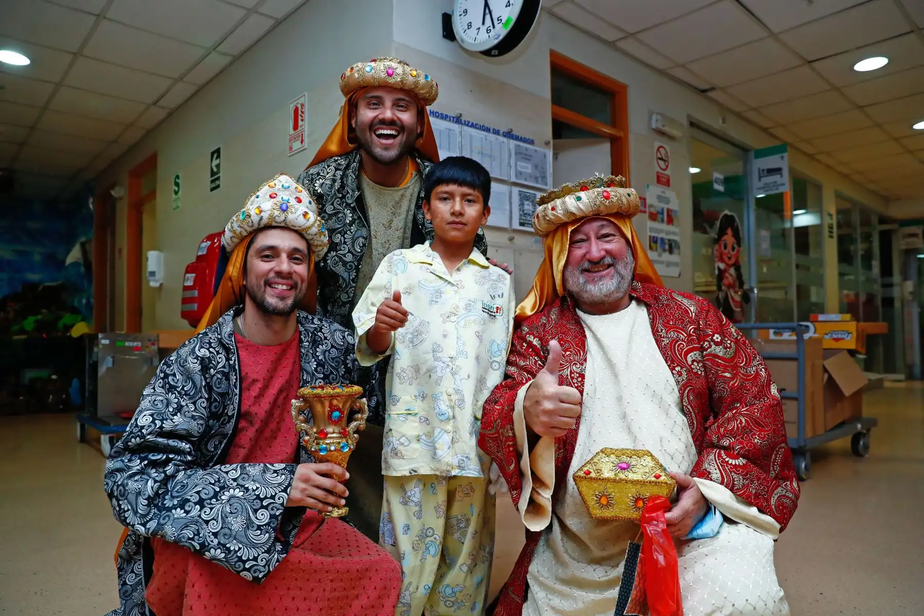 La jornada recreó simbólicamente la visita de los Reyes Magos al Niño Jesús, adaptándola al entorno hospitalario. Este tipo de actividades buscó brindar contención emocional y fortalecer el ánimo de los pacientes en su proceso de recuperación integral. Foto: ANDINA/Daniel Bracamonte