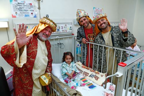Melchor, Gaspar y Baltazar llevan alegría y esperanza a niños hospitalizados por la Bajada de Reyes