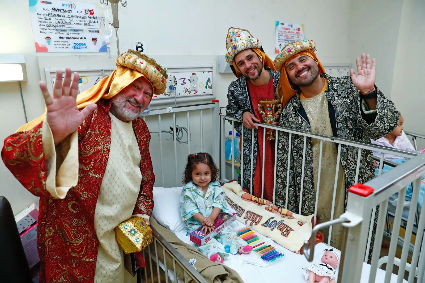 Pacientes del Instituto Nacional de Salud del Niño San Borja vivieron la tradicional Bajada de Reyes gracias a la visita de Melchor, Gaspar y Baltazar, interpretados por voluntarios de la asociación Perú Pendiente. Niños y adolescentes hospitalizados recibieron regalos y mensajes de esperanza como parte de la política de humanización de la atención que impulsa la institución, reforzando el soporte emocional en su proceso de recuperación. Fotos: ANDINA/Daniel Bracamonte