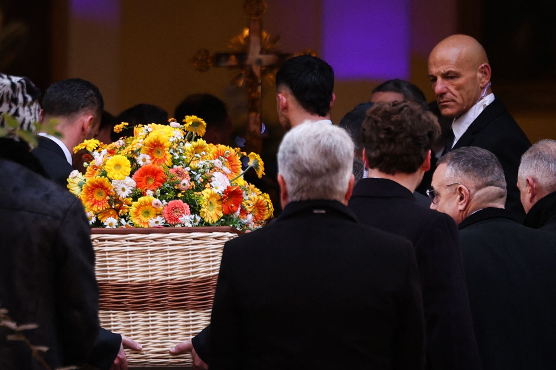Portadores del féretro llevan el ataúd a la iglesia de Notre-Dame de l