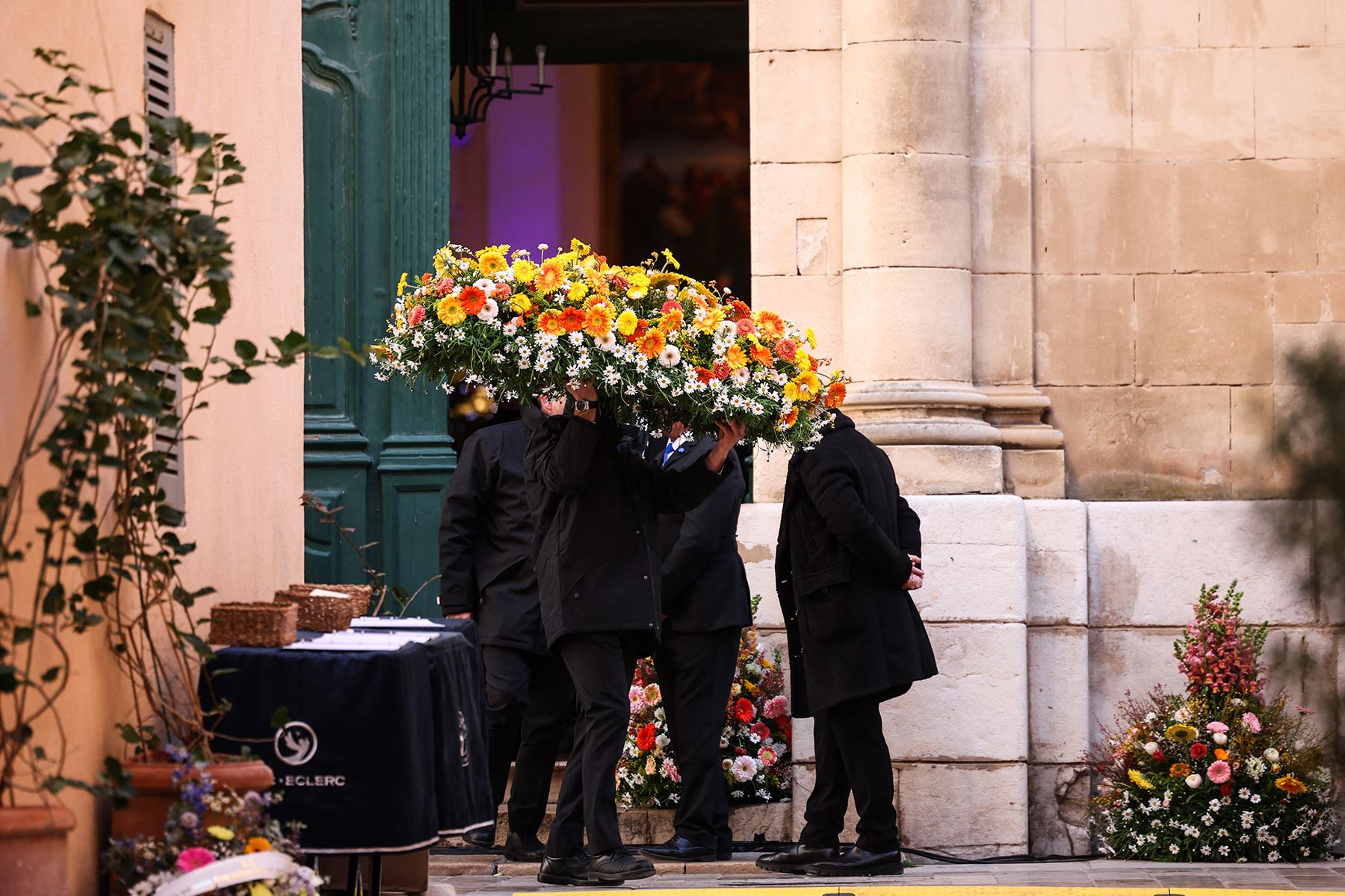 Portadores del féretro llevan el ataúd a la iglesia de Notre-Dame de l
