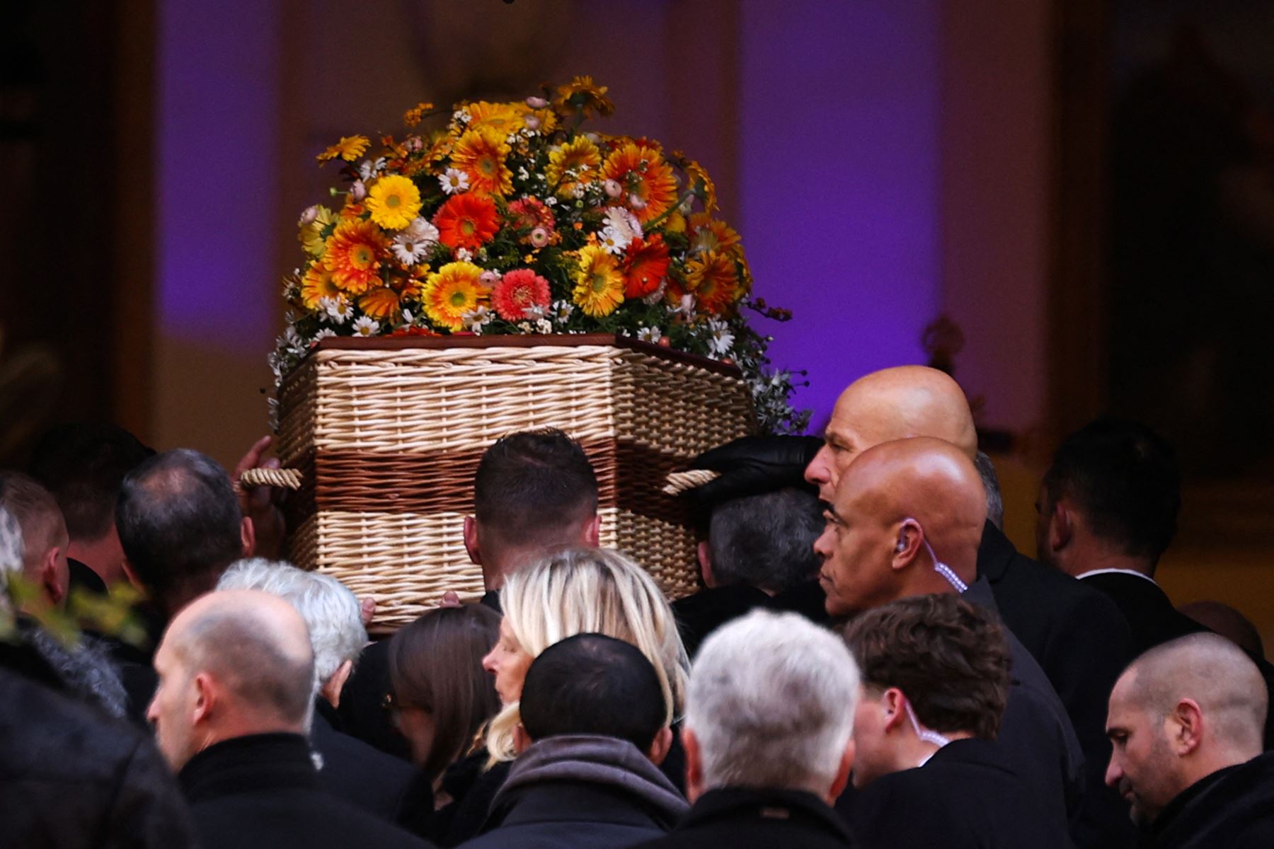 Portadores del féretro llevan el ataúd a la iglesia de Notre-Dame de l
