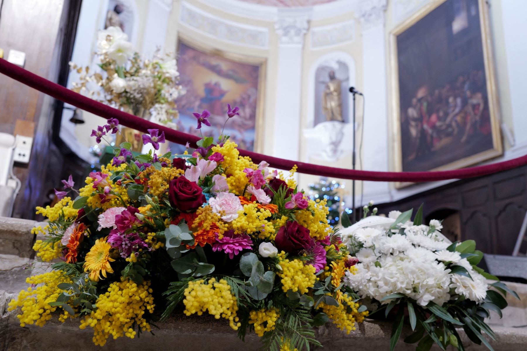Coronas de flores se exhiben en la iglesia de Notre-Dame de l
