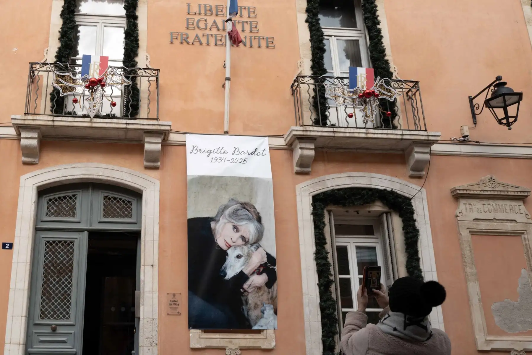 Esta fotografía muestra un retrato de la fallecida actriz francesa Brigitte Bardot, exhibido en la fachada del ayuntamiento de Saint-Tropez, sureste de Francia. La sensación del cine francés, Brigitte Bardot, símbolo de la liberación sexual en las décadas de 1950 y 1960. Foto: AFP