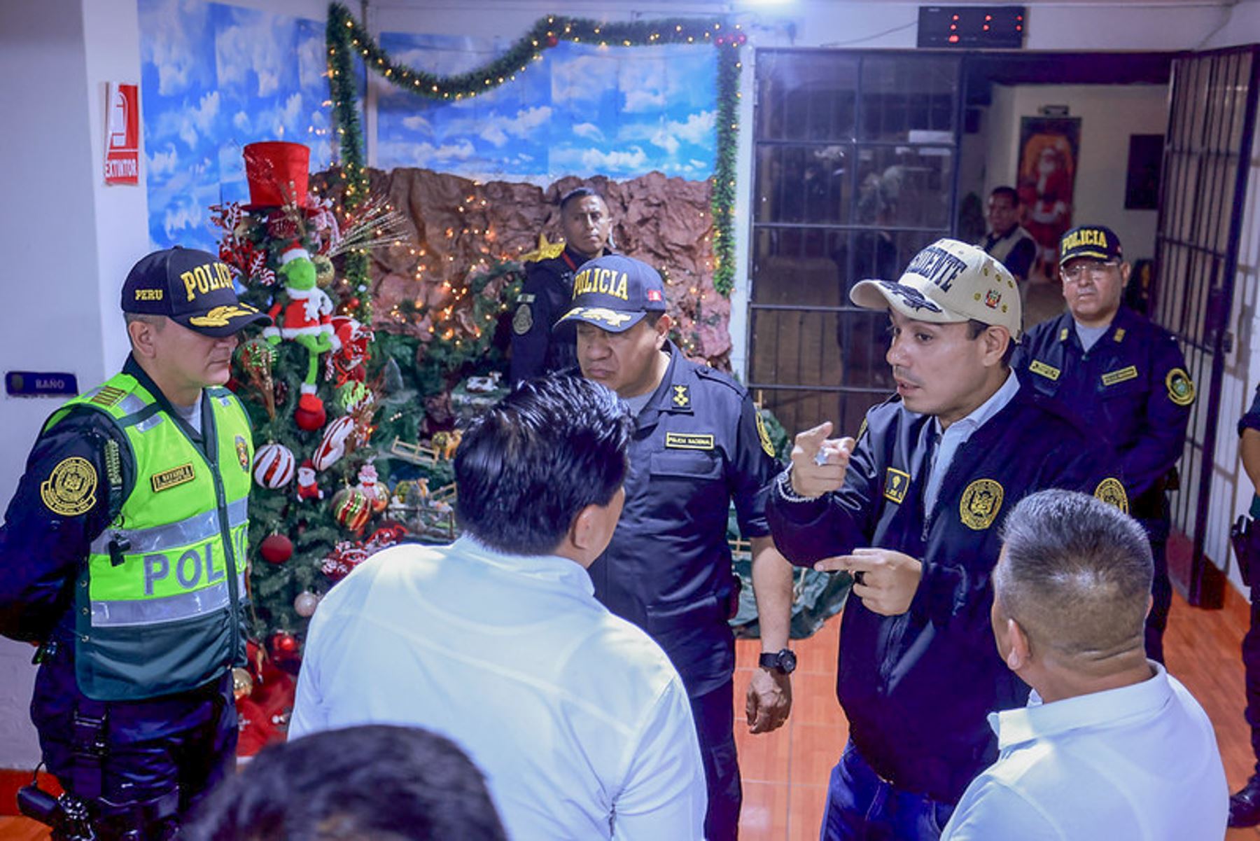 El presidente José Jerí lideró operativos inopinados en diferentes puntos del distrito de San Martín de Porres, junto al comandante general de la Policía Nacional, Oscar Arriola. Foto: ANDINA/ Prensa Presidencia