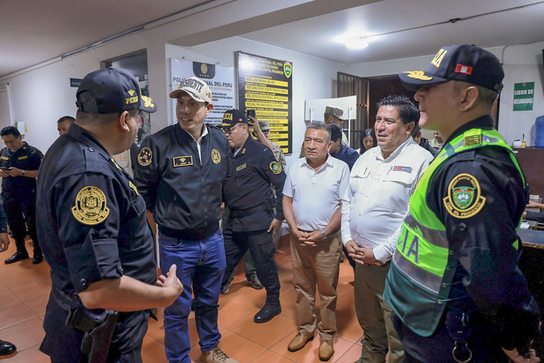 El presidente José Jerí lideró operativos inopinados en diferentes puntos del distrito de San Martín de Porres, junto al comandante general de la Policía Nacional, Oscar Arriola. Foto: ANDINA/ Prensa Presidencia