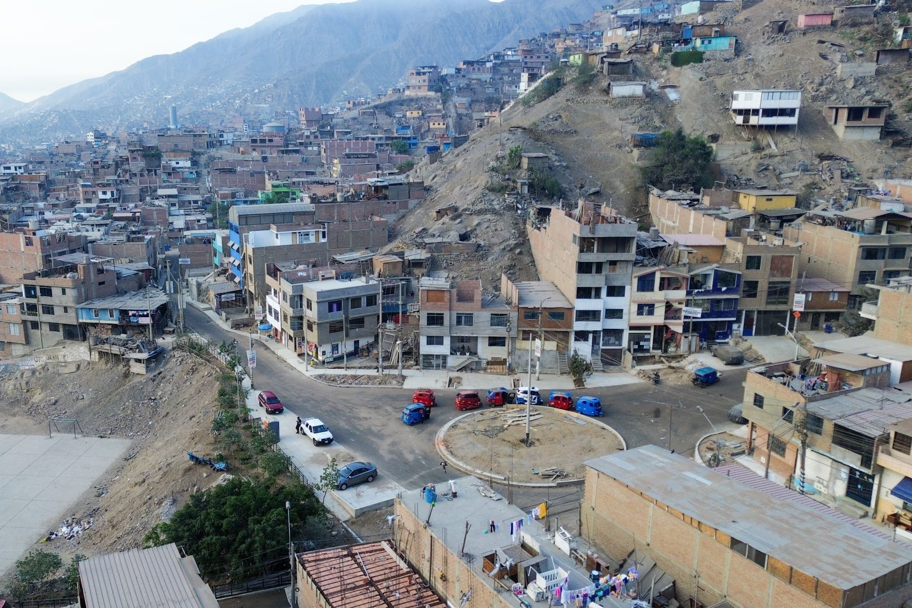 Toma aérea muestra la ejecución de casi 3,000 m² de nuevas pistas señalizadas, parte del proyecto de mejoramiento urbano que se desarrolla en Lomas de Canto Grande.
Foto: ANDINA/Ricardo Cuba