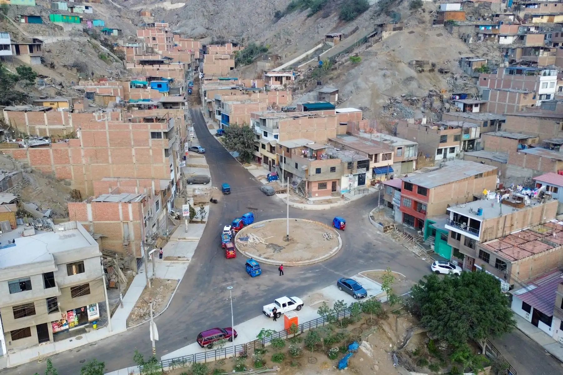 Desde el aire, se aprecian los trabajos en las veredas, escaleras y pisos adoquinados, que en conjunto  de casi 3,000 m², destinados a mejorar la movilidad peatonal en la zona.
Foto: ANDINA/Ricardo Cuba