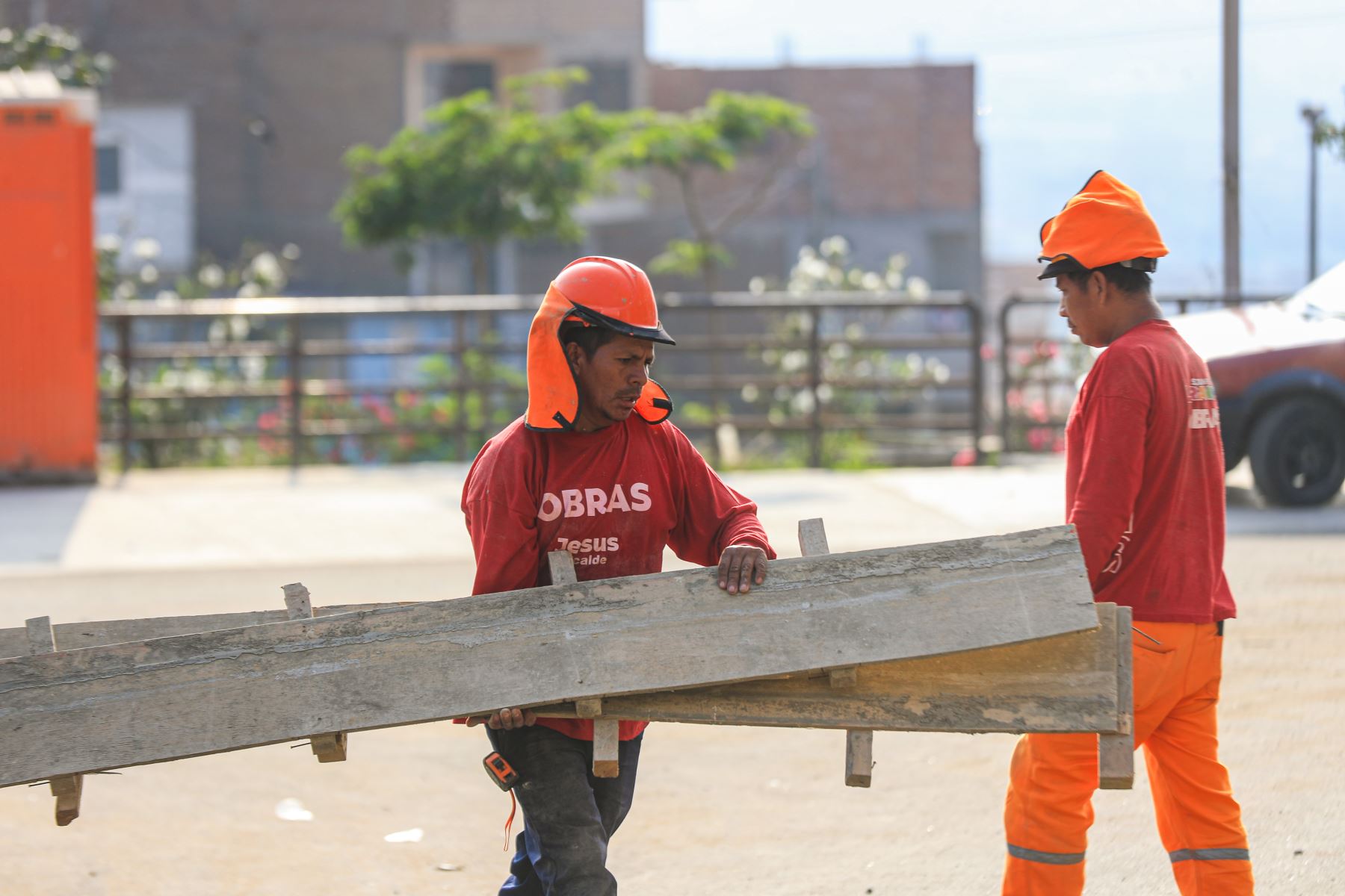 Trabajos de señalización vial en las nuevas pistas, orientados a garantizar un tránsito vehicular más ordenado y seguro. Foto: ANDINA/Ricardo Cuba