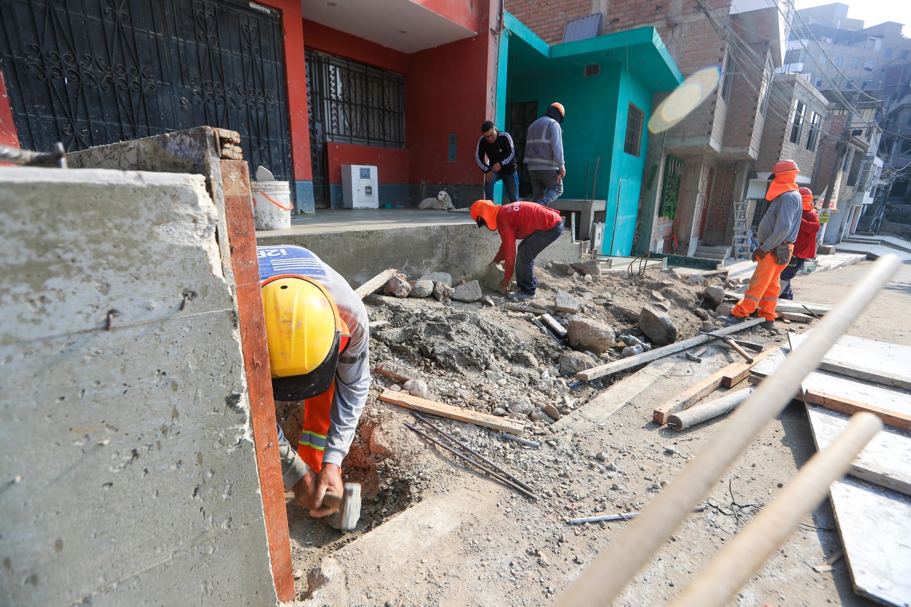 Trabajos de señalización vial en las nuevas pistas, orientados a garantizar un tránsito vehicular más ordenado y seguro. Foto: ANDINA/Ricardo Cuba