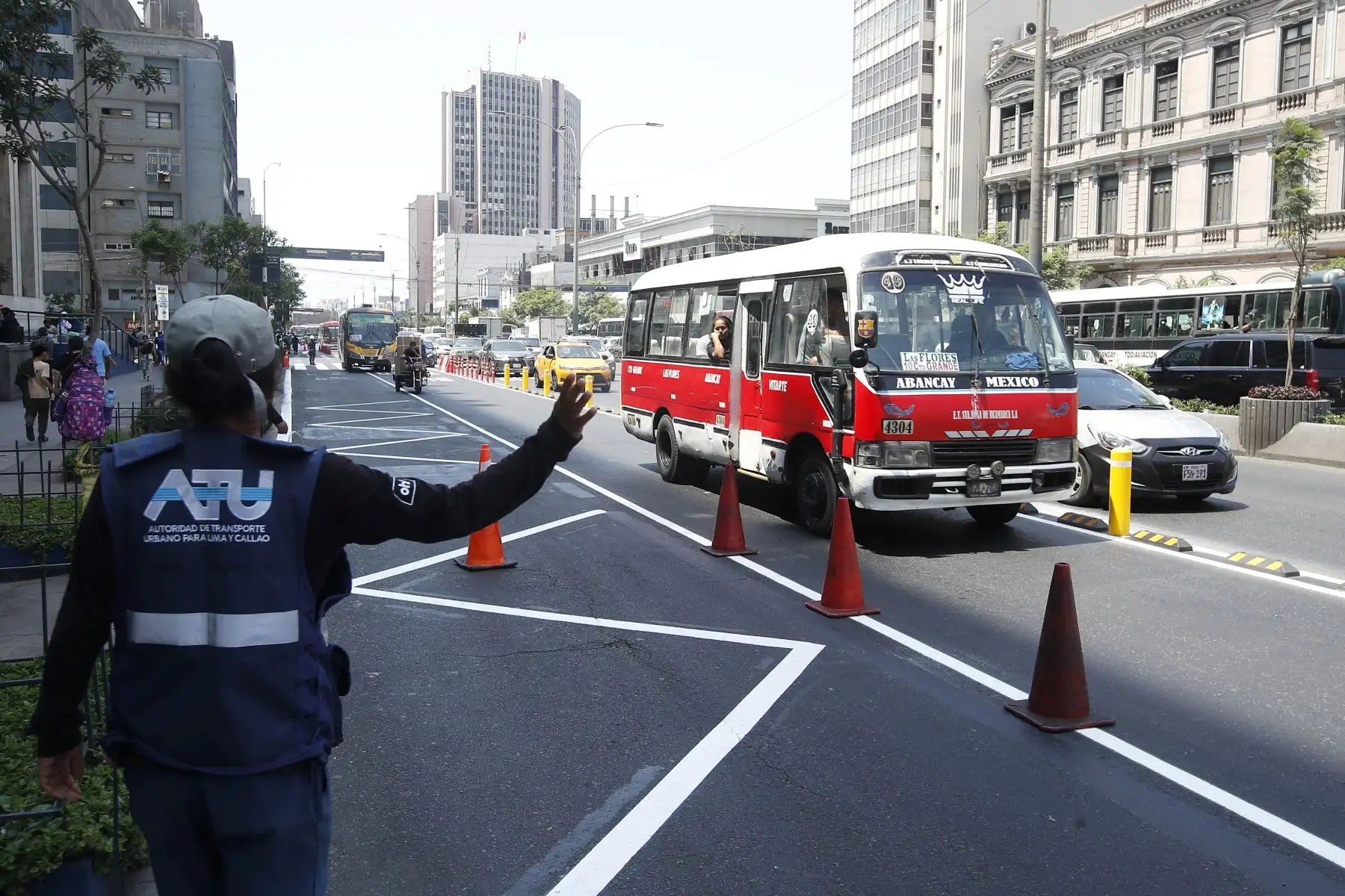 Para lograr estos objetivos se optimizará la semaforización incorporando una fase exclusiva de giro a la derecha en la intersección de Abancay y De Piérola, además de mejoras en la seguridad peatonal, retiro de unidades no autorizadas y fiscalización de taxis y comercio ambulatorio. Foto: ANDINA/Eddy Ramos
