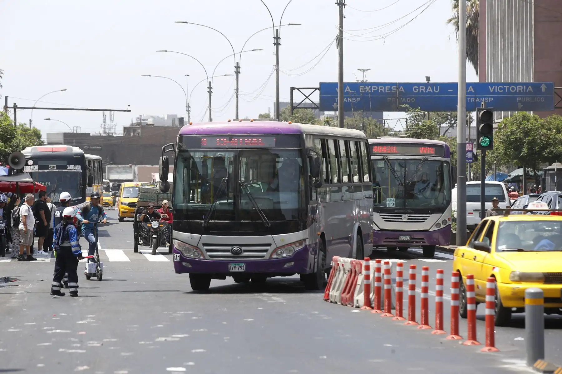 Los carriles serán de uso exclusivo para los tres servicios del Corredor Morado, así como para las 21 rutas de operadores de transporte autorizado. Cuidarán que taxis y autos particulares no invadan sus carriles. Foto: ANDINA/Eddy Ramos
