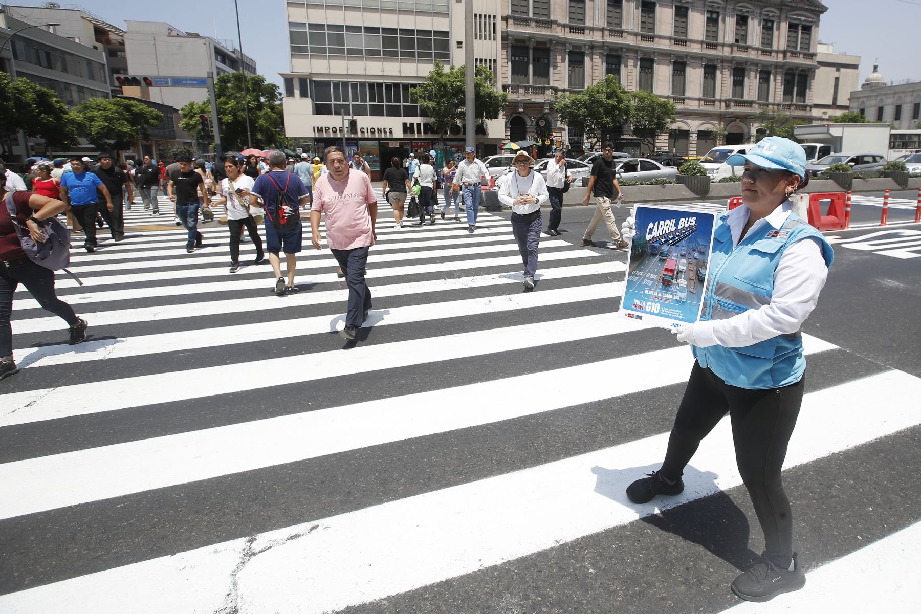 Esta obra permitirá reducir paradas indebidas y mejorar el flujo de pasajeros. El tránsito de buses por la av. Abancay se reducirá de los 20 minutos actuales en hora punta a solo 6. Su entrega está prevista para el lunes 19 de enero.
Foto: ANDINA/Eddy Ramos