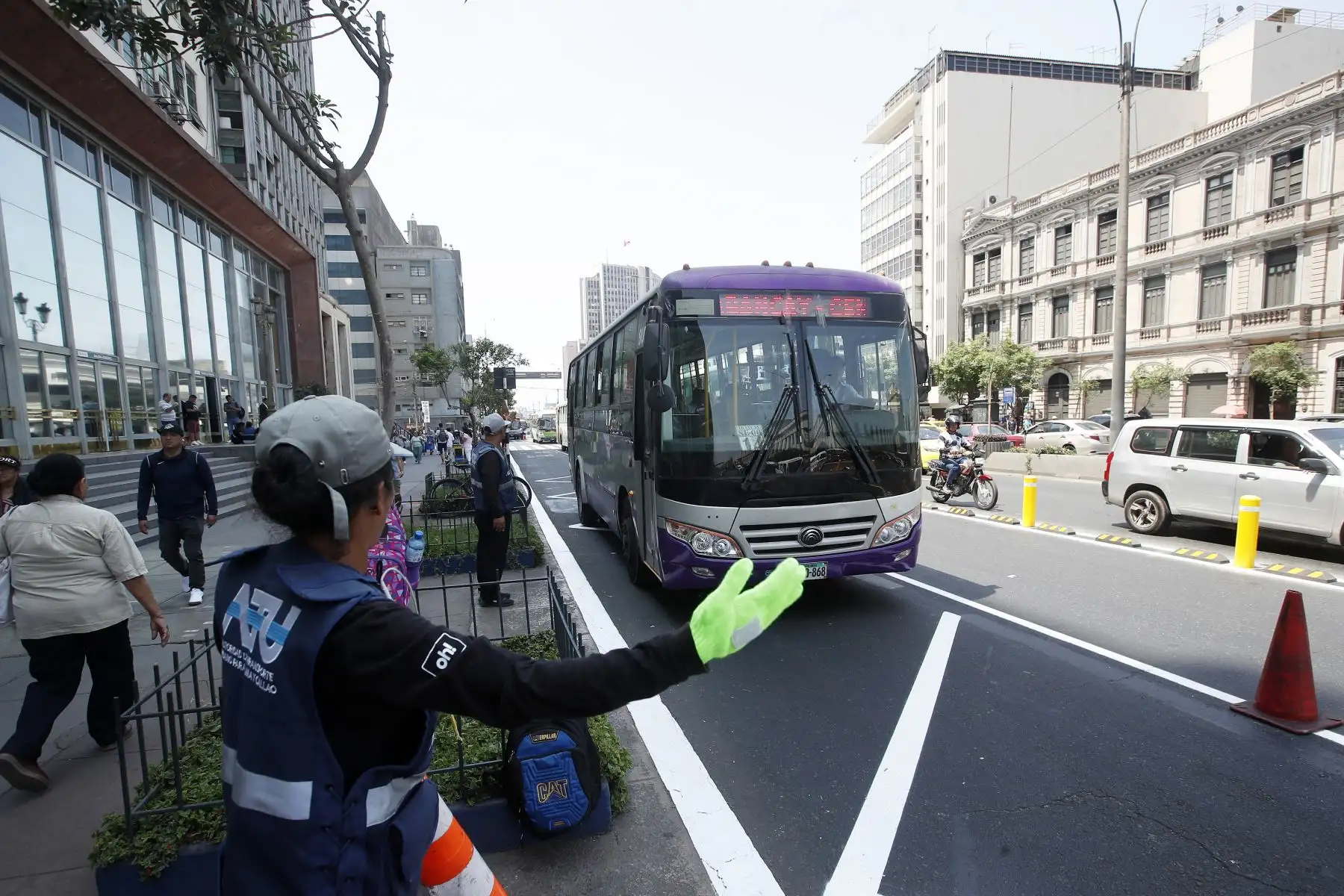 ATU presenta el avance de separadores en los carriles exclusivos de la avenida Abancay, una iniciativa que busca agilizar el desplazamiento de buses de transporte público en el Centro Histórico de Lima.
Foto: ANDINA/Eddy Ramos