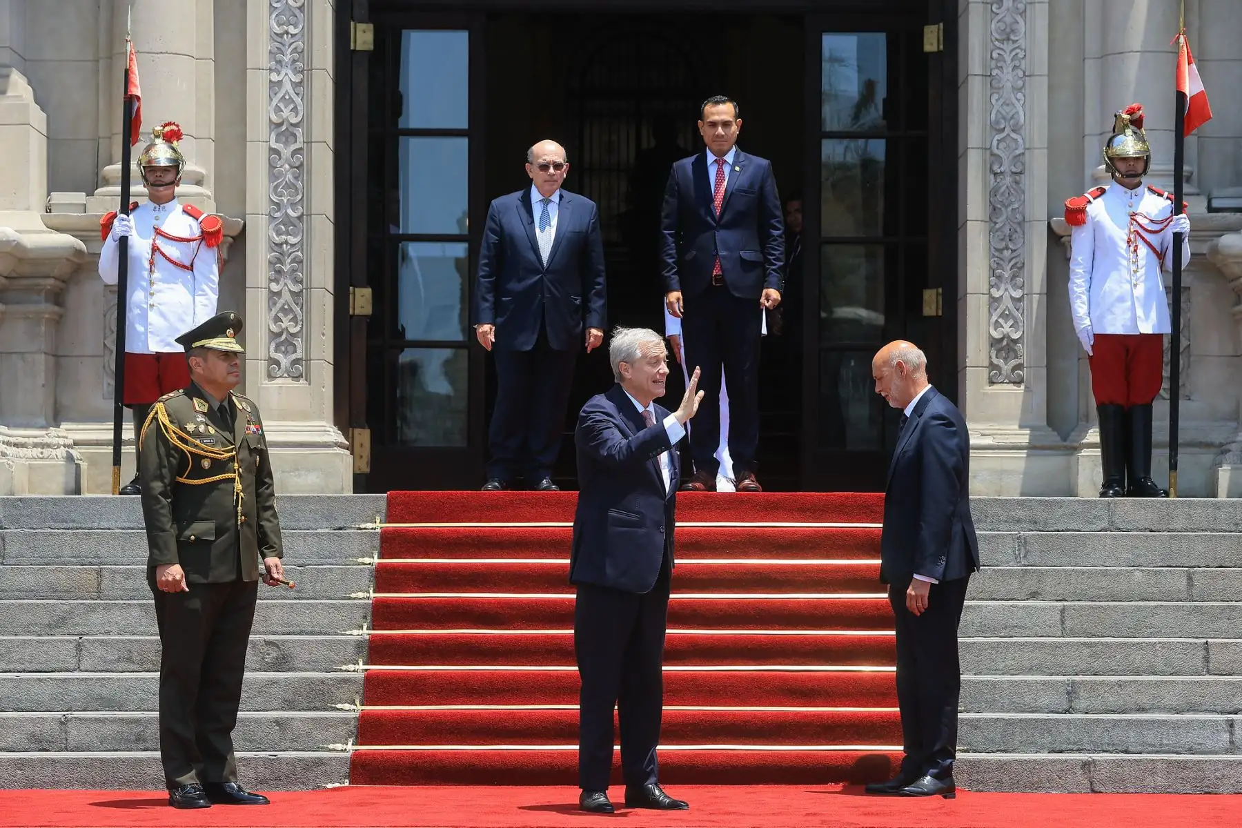 El presidente electo de Chile, José Antonio Kast, llegó a Palacio de Gobierno para sostener un encuentro con el presidente de la república, José Jerí Oré, como parte de una gira que realiza el mandatario electo chileno por países de la región.

Foto: ANDINA/Prensa Presidencia