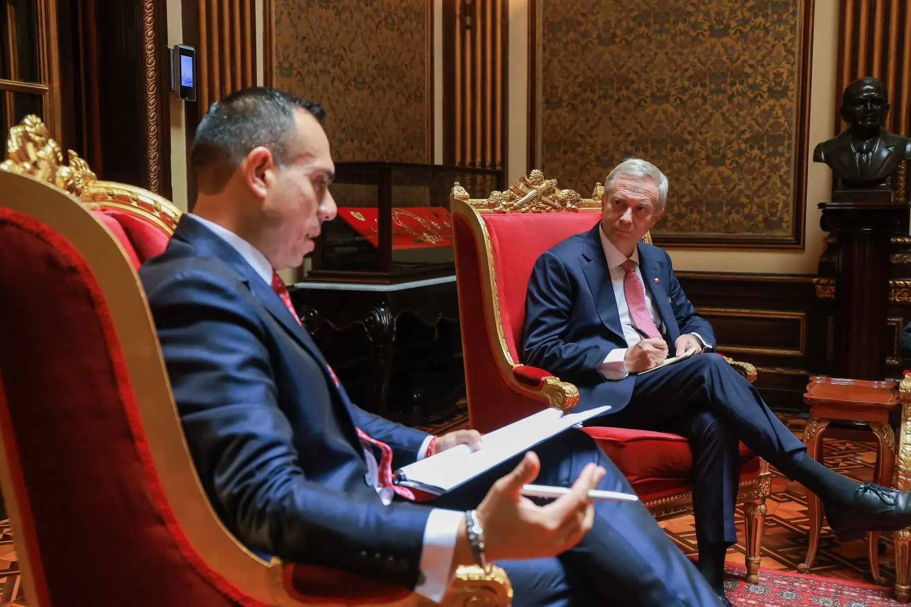 El presidente electo de Chile, José Antonio Kast, llegó a Palacio de Gobierno para sostener un encuentro con el presidente de la república, José Jerí Oré, como parte de una gira que realiza el mandatario electo chileno por países de la región.

Foto: ANDINA/Prensa Presidencia